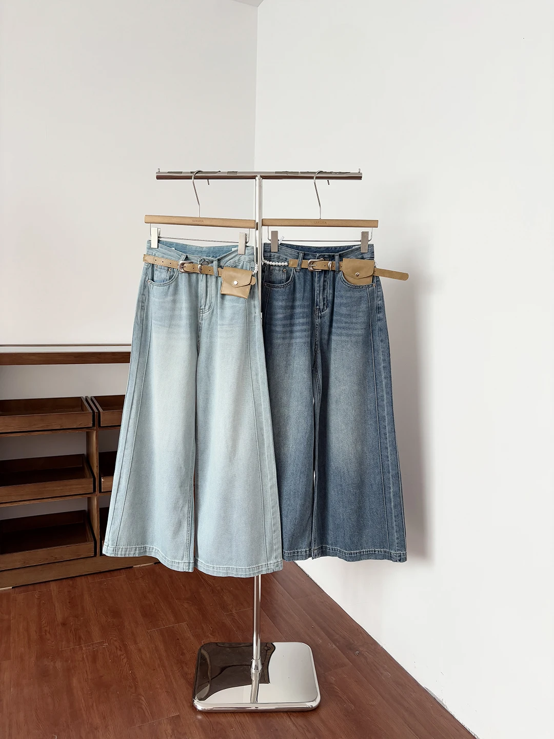 High Waist Wide Leg Jeans Women's Fashion Simple Match High Waist Slimming Denim Pants Summer 2026 Polyester Fiber Color
High Waist Wide Leg Jeans Women's Fashion Simple Match High Waist Slimming Denim Pants Summer 2026 Polyester Fiber Color