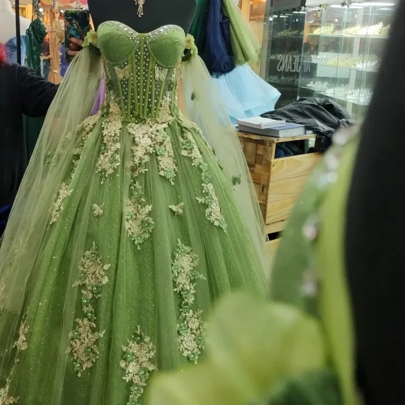 Customized Shiny Green Quinceanera Dresses Off the Shoulder applique Tull Long tail 3D flower Vestido 15 Quinceanera
Customized Shiny Green Quinceanera Dresses Off the Shoulder applique Tull Long tail 3D flower Vestido 15 Quinceanera