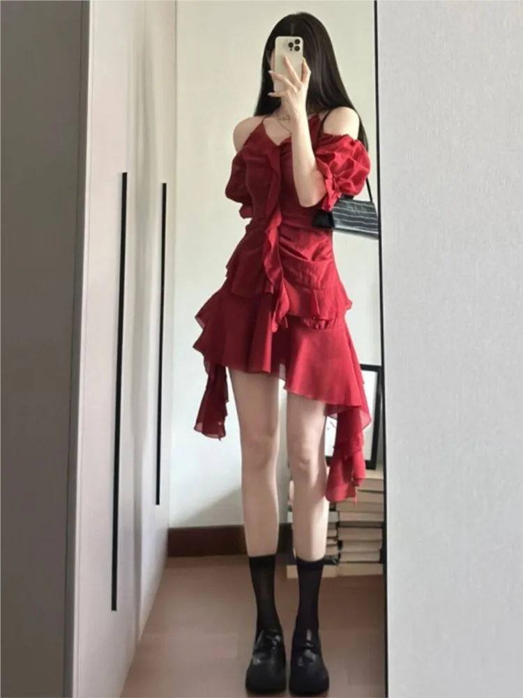 A stylish and elegant red niche irregularly styled halter-neck dress
A stylish and elegant red niche irregularly styled halter-neck dress