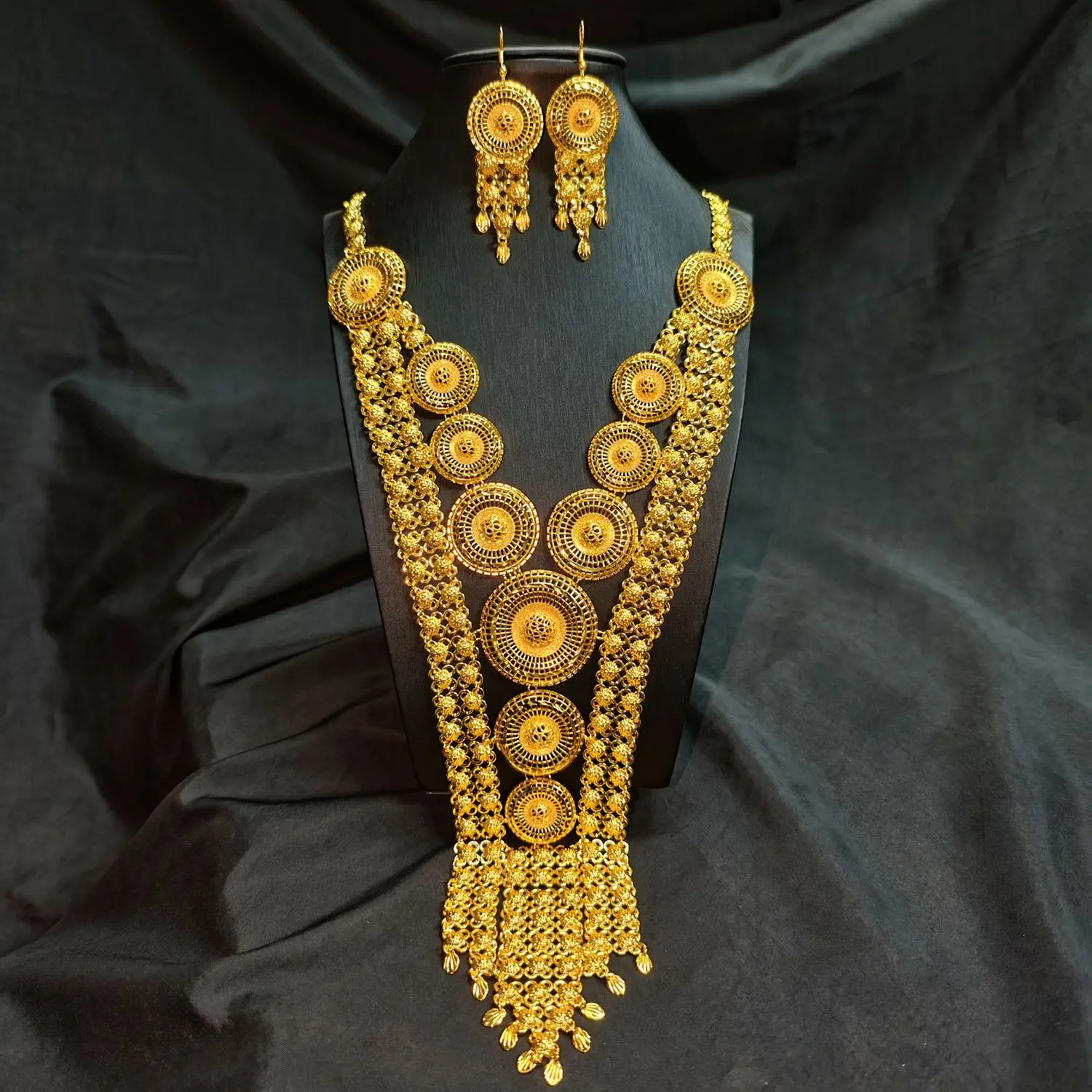 Модный женский комплект украшений из Дубая: позолоченные 24-каратным золотом ожерелье и серьги, изысканный набор для помолвки и вечеринок для влюбленных DD11053
Модный женский комплект украшений из Дубая: позолоченные 24-каратным золотом ожерелье и серьги, изысканный набор для помолвки и вечеринок для влюбленных DD11053