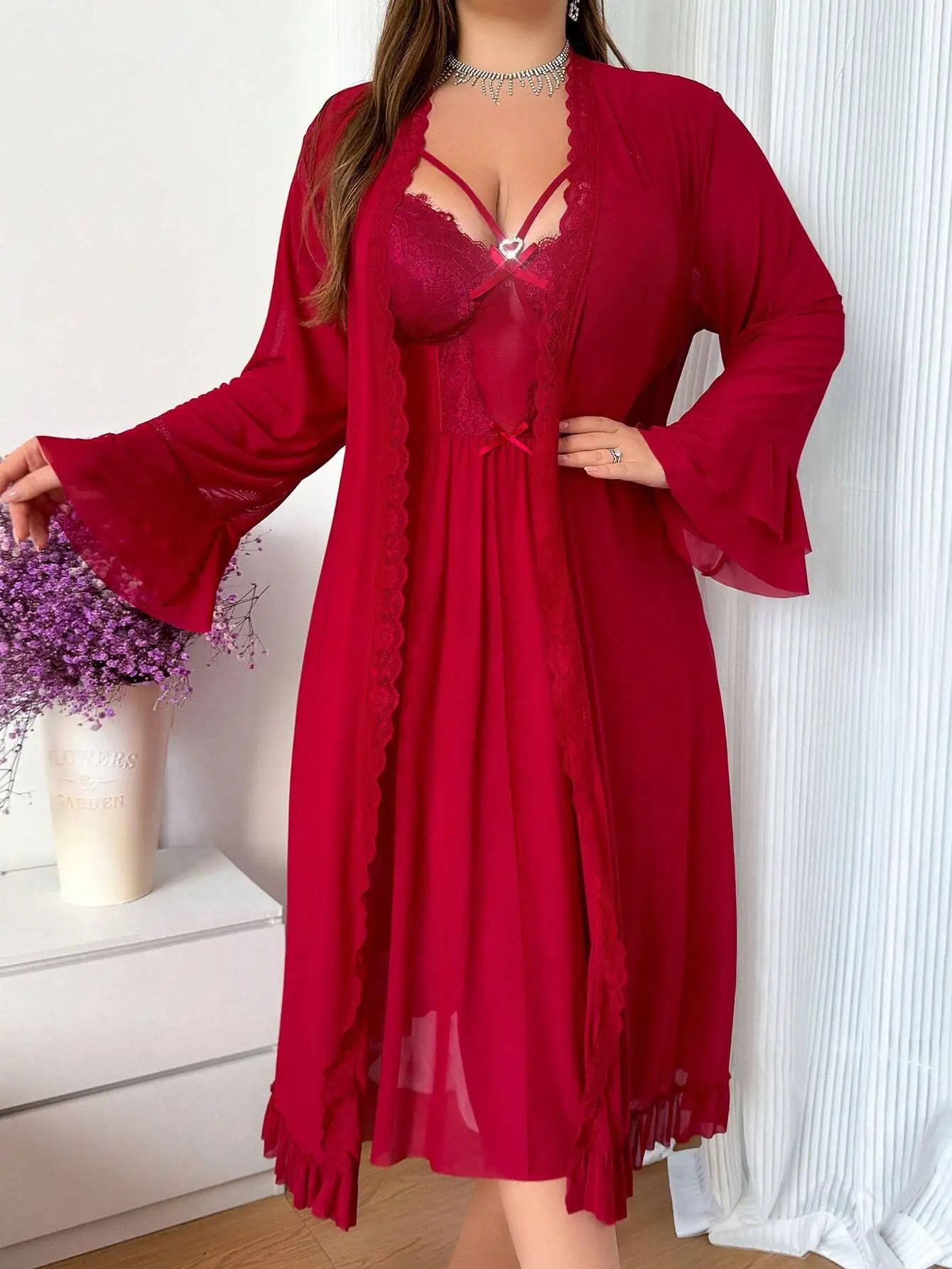 Комплект: ночная сорочка больших размеров из сетки с красной кружевной отделкой и халат с длинными рукавами
Комплект: ночная сорочка больших размеров из сетки с красной кружевной отделкой и халат с длинными рукавами