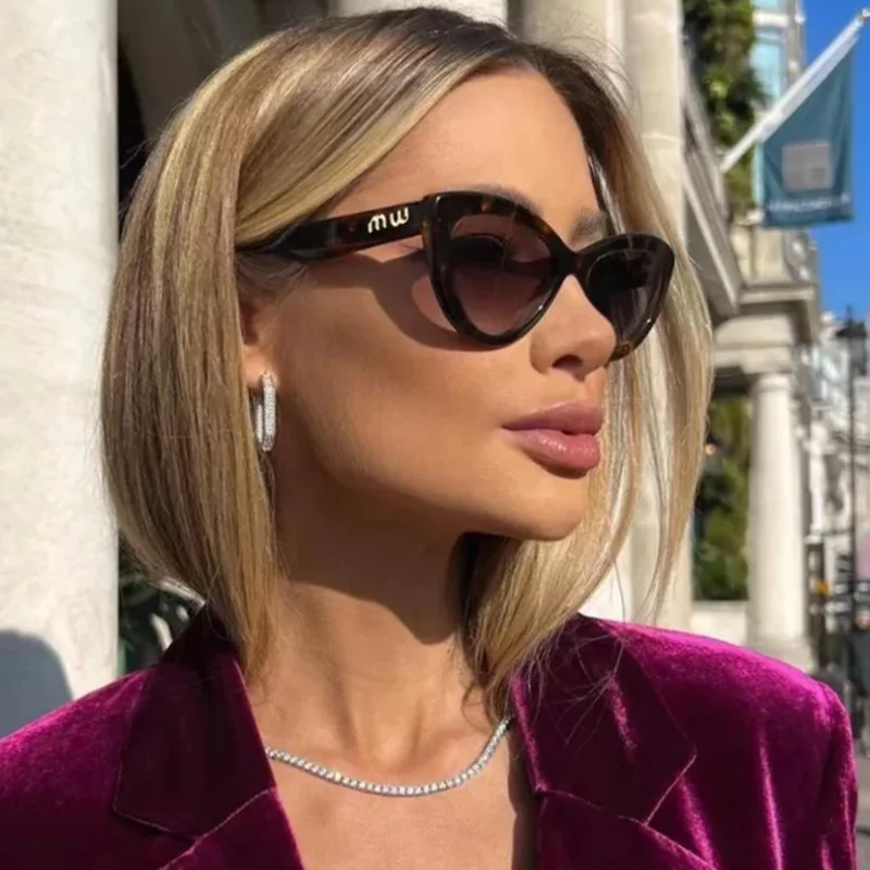 European and American Fashion Cat Eye Sunglasses Women's Design Sense Retro Small Frame 2025 New Small Face Defense
European and American Fashion Cat Eye Sunglasses Women's Design Sense Retro Small Frame 2025 New Small Face Defense