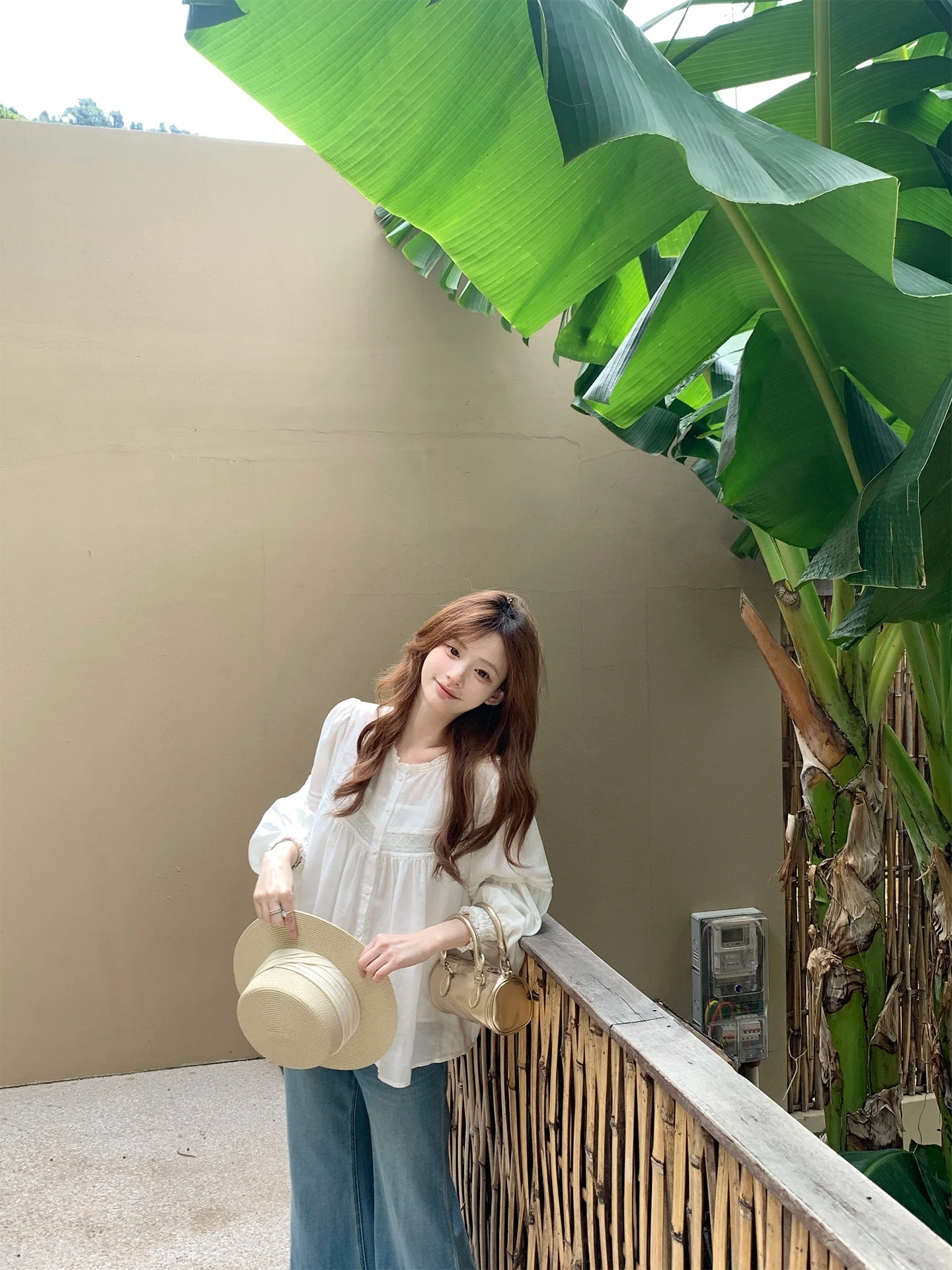 Элегантная блузка Zzhen с круглым вырезом из шелка: легкость, сказочность, дизайнерский шик, льняная отделка кружевом, корейский стиль
Элегантная блузка Zzhen с круглым вырезом из шелка: легкость, сказочность, дизайнерский шик, льняная отделка кружевом, корейский стиль