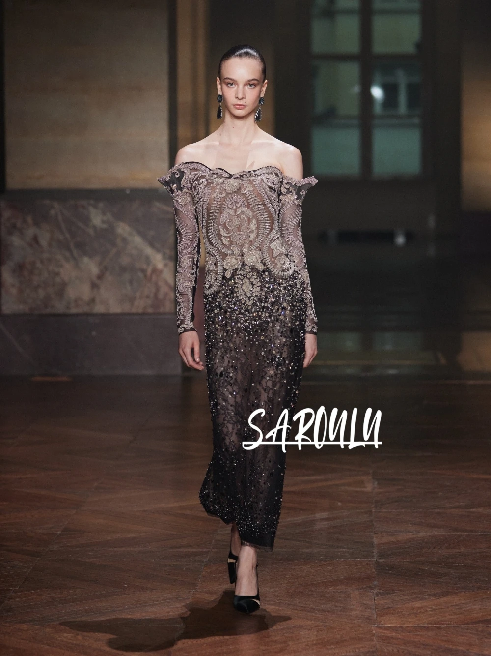 Luxury Couture Fitted Evening Dress Nude Black Unique Lace Embroidery Crystal Beaded Off Shoulder Long Sleeve Party Gala Gown
Luxury Couture Fitted Evening Dress Nude Black Unique Lace Embroidery Crystal Beaded Off Shoulder Long Sleeve Party Gala Gown
