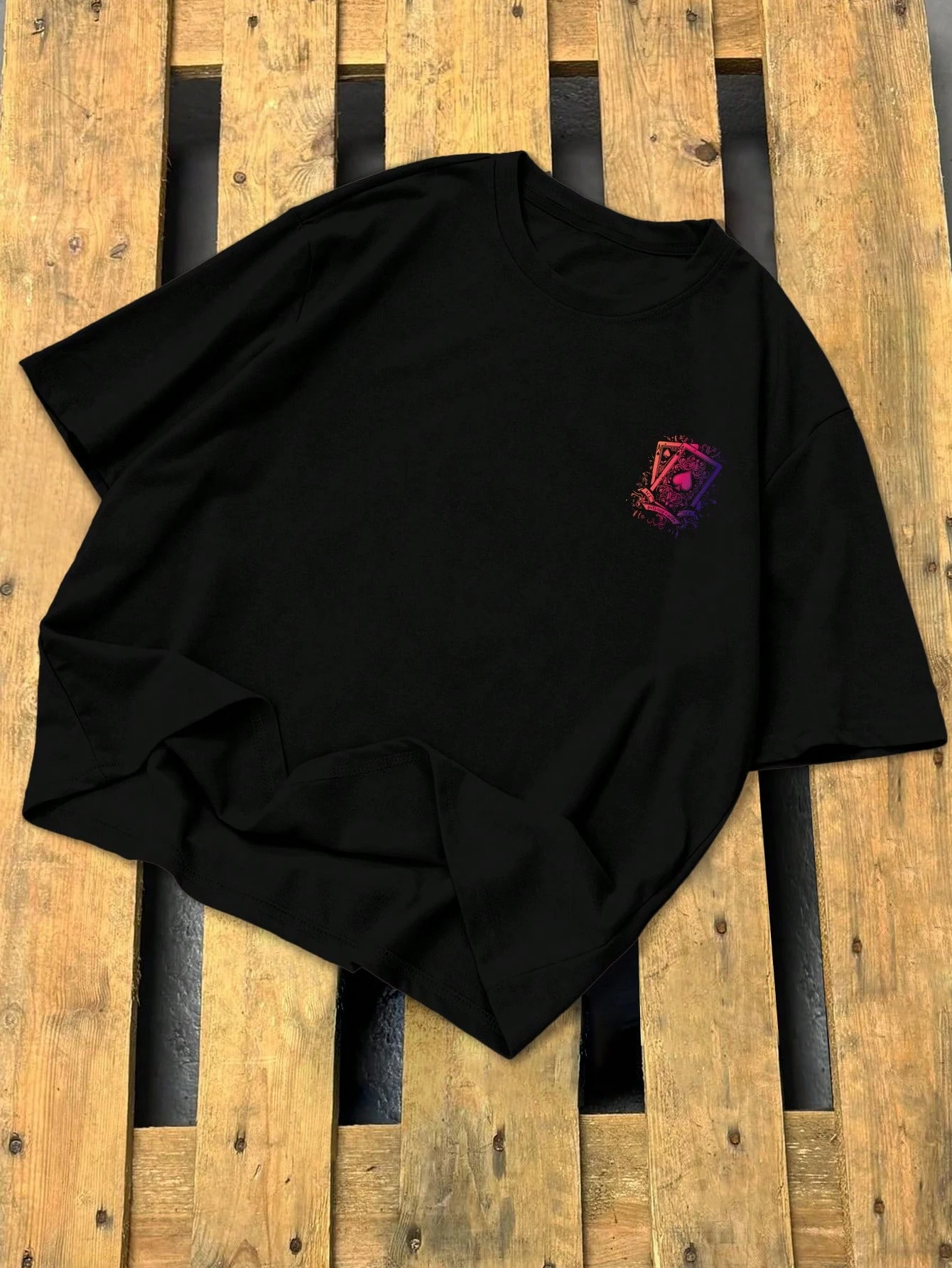 Ace of Spades Graphic Black T-Shirt with Gradient Pink-Purple Card Art, Ornate Vintage-Inspired Design, Retro Aesthetic Fans
Ace of Spades Graphic Black T-Shirt with Gradient Pink-Purple Card Art, Ornate Vintage-Inspired Design, Retro Aesthetic Fans
