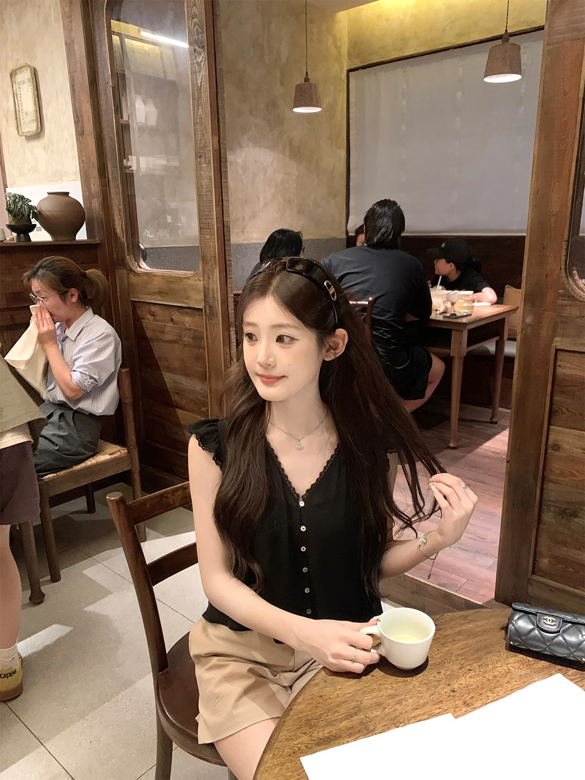 Комплект из двух предметов Zhenzhen Home: нежный шифоновый топ с V-образным вырезом и бретельками, а также кружевная блузка с оборками в стиле Pure Desire
Комплект из двух предметов Zhenzhen Home: нежный шифоновый топ с V-образным вырезом и бретельками, а также кружевная блузка с оборками в стиле Pure Desire