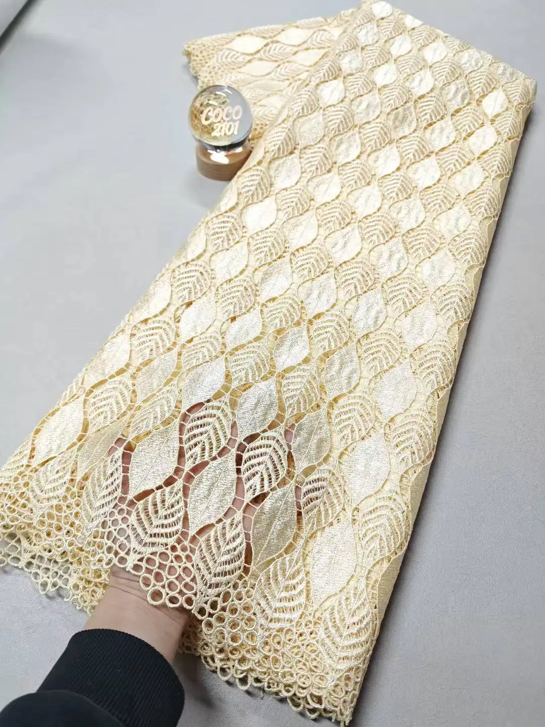 Новинка 2026 года: Высококачественная африканская нигерийская тюлевая кружевная ткань с вышивкой, пайетками и французским гипюром для пошива праздничных платьев, 5 ярдов
Новинка 2026 года: Высококачественная африканская нигерийская тюлевая кружевная ткань с вышивкой, пайетками и французским гипюром для пошива праздничных платьев, 5 ярдов