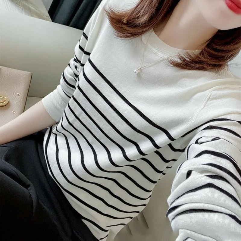 Весенний женский свитер-пуловер в полоску, двухцветный, с длинным рукавом, круглым вырезом, новый, из хлопка.
Весенний женский свитер-пуловер в полоску, двухцветный, с длинным рукавом, круглым вырезом, новый, из хлопка.