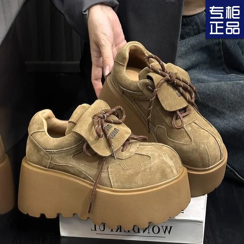 Autumn/winter 2025 Season, Slim Leg Crested Lapel Bread Shoes, Frosted Muffin Thick-soled 8 Cm Board Shoes
Autumn/winter 2025 Season, Slim Leg Crested Lapel Bread Shoes, Frosted Muffin Thick-soled 8 Cm Board Shoes