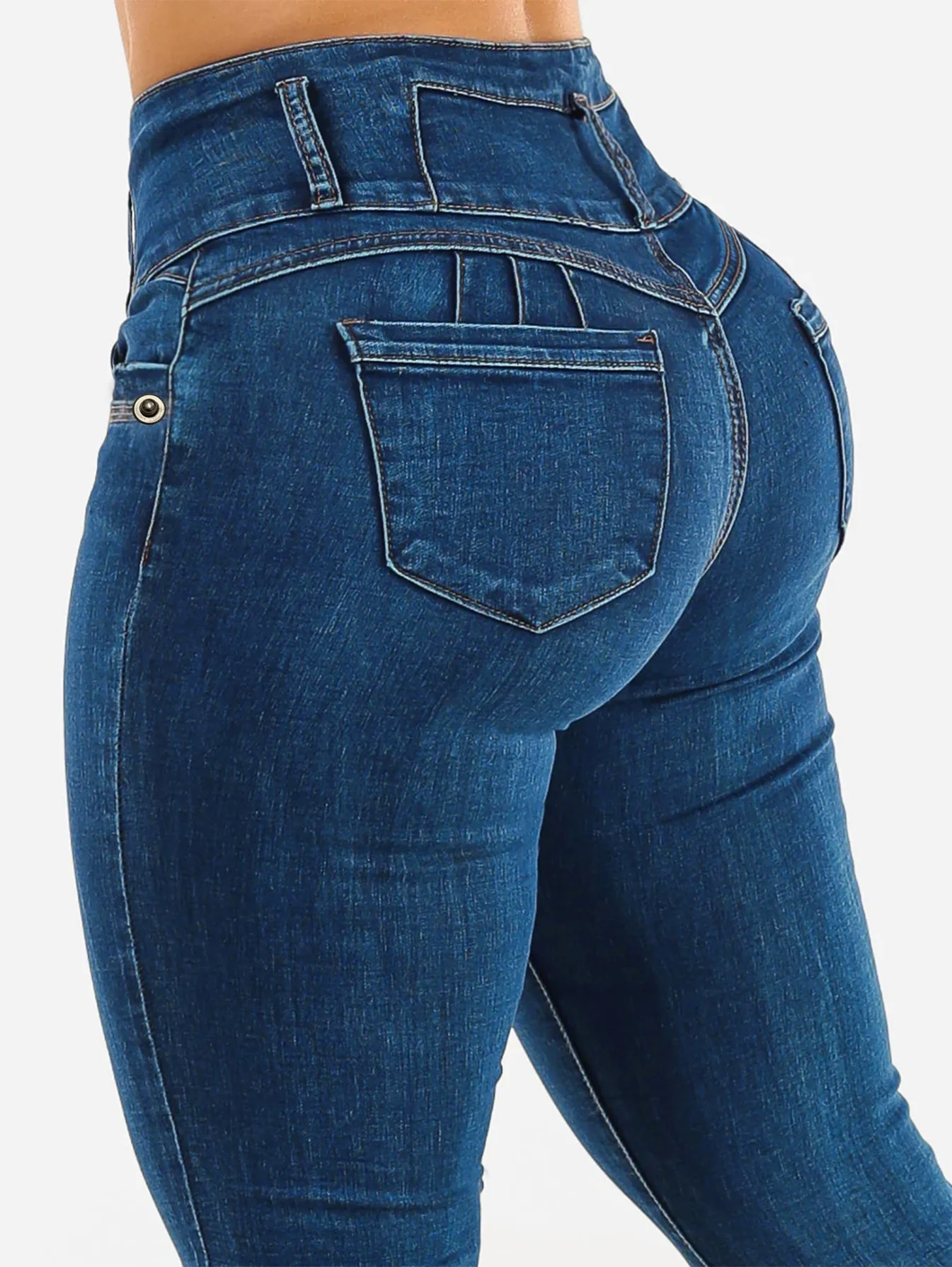 Ретро-стиль с несколькими деталями вырезаниями костей и лоскутным дизайном. Широкий пояс с пуговицами и молниями для открытия.
Ретро-стиль с несколькими деталями вырезаниями костей и лоскутным дизайном. Широкий пояс с пуговицами и молниями для открытия.