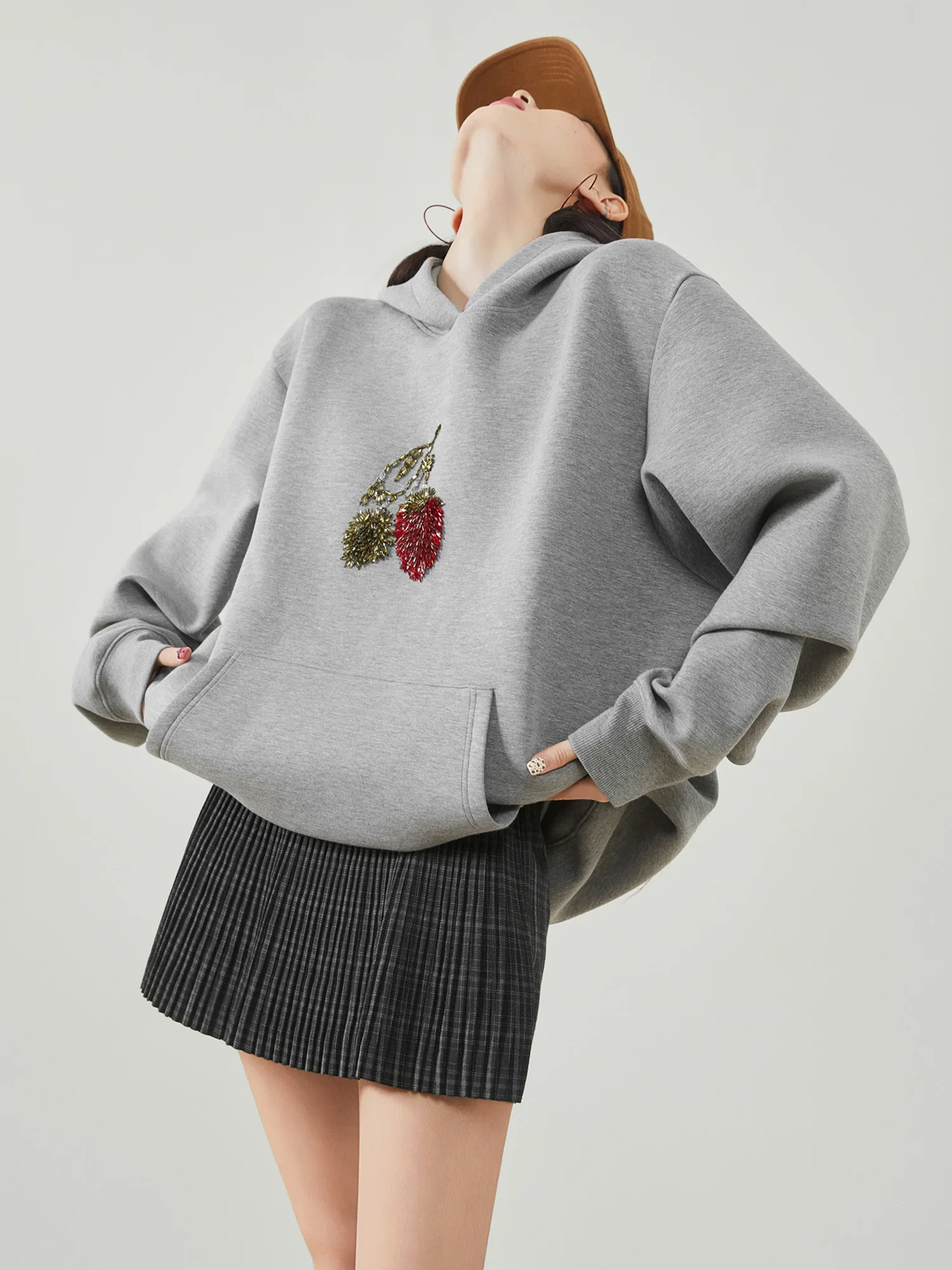 Американская ретро-толстовка с капюшоном и стразами, женская свободная повседневная удлиненная универсальная кофта из полиэстера
Американская ретро-толстовка с капюшоном и стразами, женская свободная повседневная удлиненная универсальная кофта из полиэстера