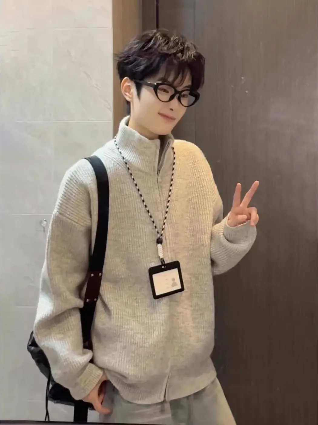 Мужской вязаный кардиган с воротником на молнии в американском ретро-стиле, с длинными рукавами, для отдыха, зимняя верхняя одежда, мягкий и удобный
Мужской вязаный кардиган с воротником на молнии в американском ретро-стиле, с длинными рукавами, для отдыха, зимняя верхняя одежда, мягкий и удобный