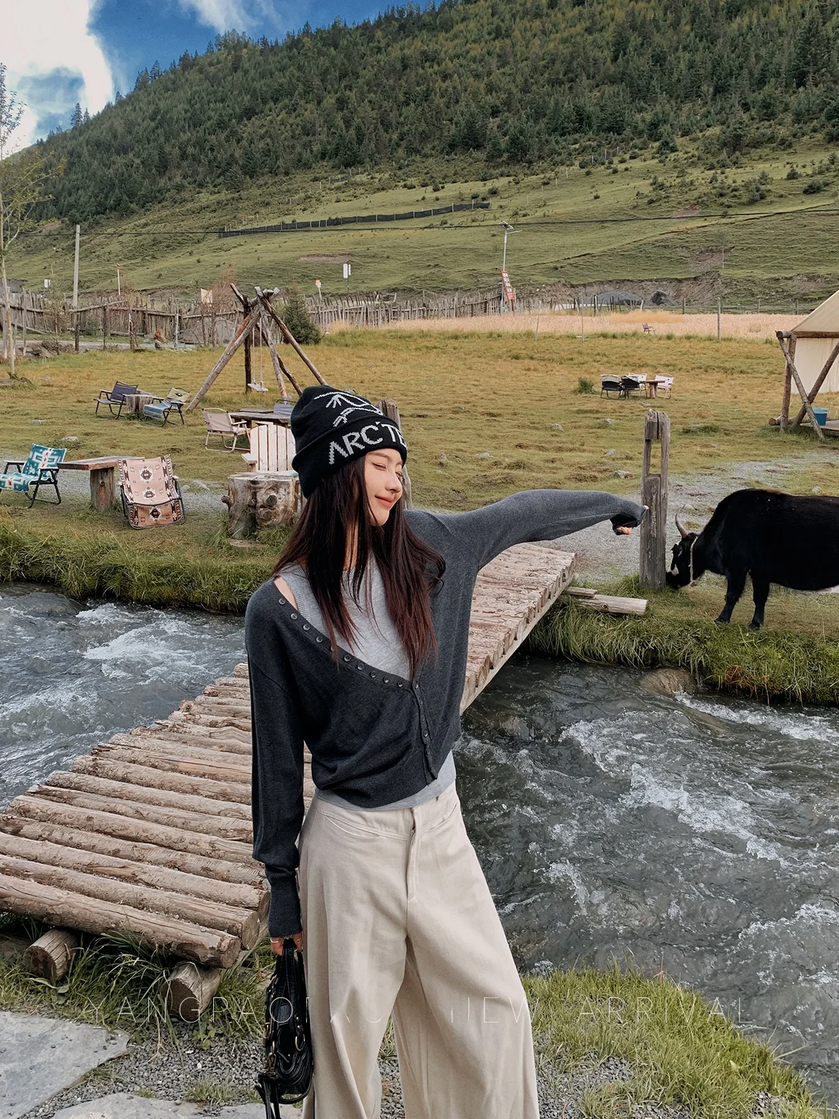 Женский вязаный комплект с боковыми пуговицами: жилет и кардиган, осень 2025, новинка, модный и шикарный комплект из двух предметов
Женский вязаный комплект с боковыми пуговицами: жилет и кардиган, осень 2025, новинка, модный и шикарный комплект из двух предметов