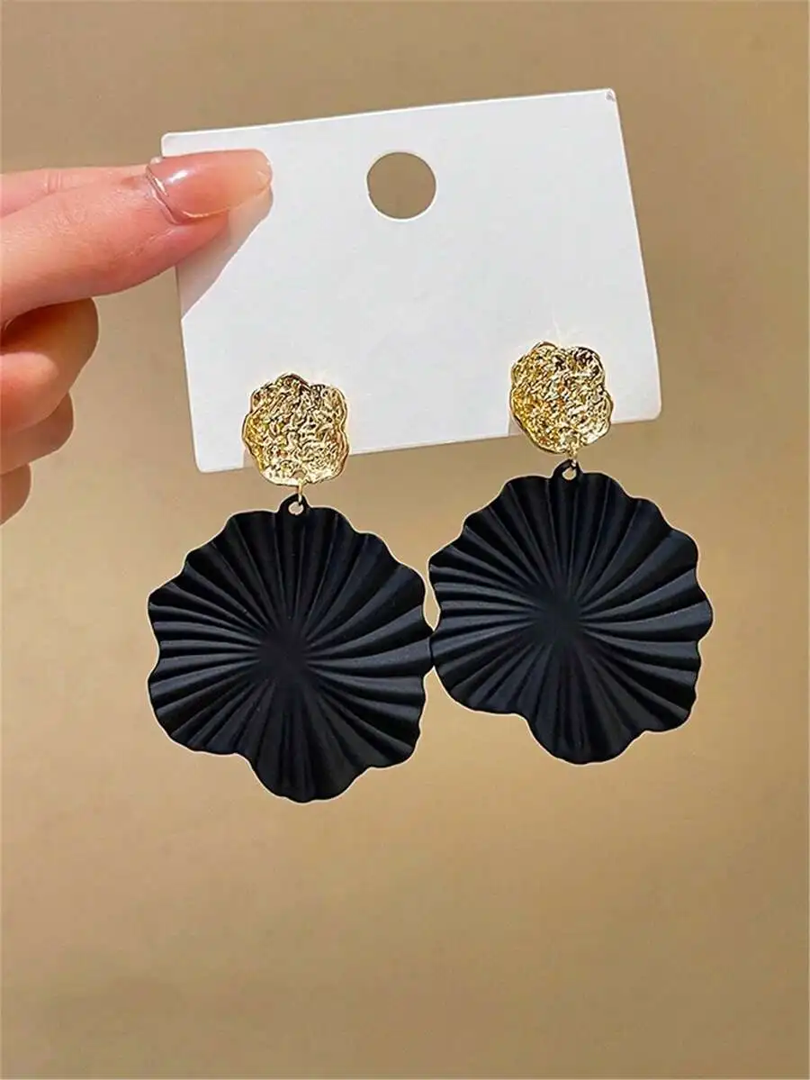 Matte Black Pleated Floral Drop Earrings With Textured Gold Top For Contemporary Daily Accessories
Matte Black Pleated Floral Drop Earrings With Textured Gold Top For Contemporary Daily Accessories