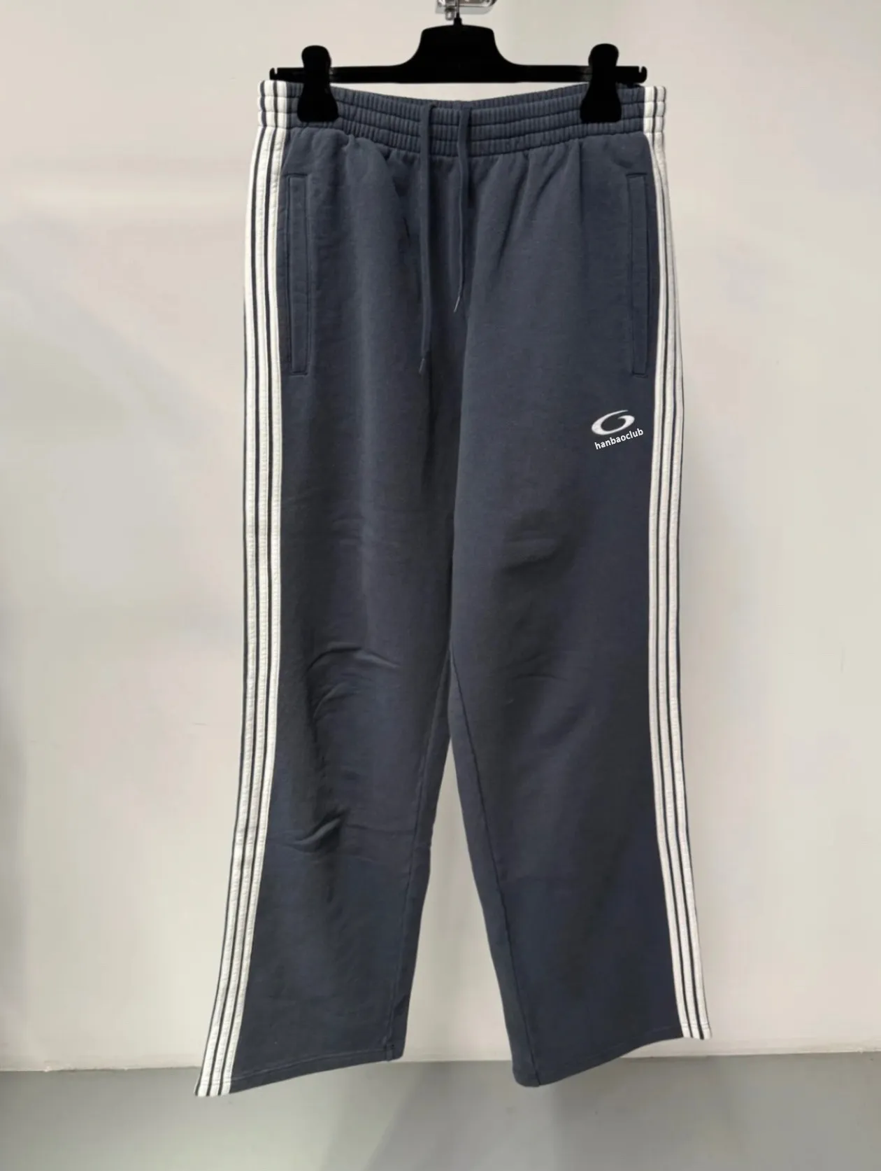 Unisex Loose Fit Sporty Long Pants with Embroidered Stripe Design Casual Washed Sweatpants Breathable Comfortable Straight Leg
Unisex Loose Fit Sporty Long Pants with Embroidered Stripe Design Casual Washed Sweatpants Breathable Comfortable Straight Leg