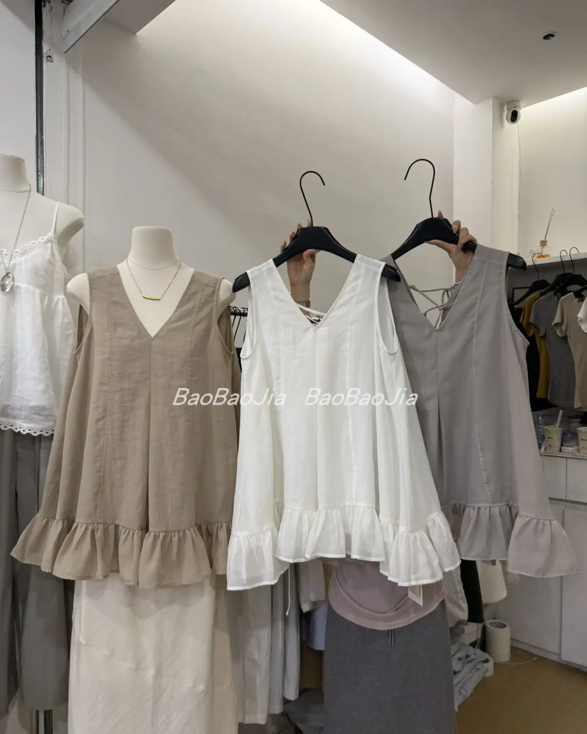 SYsYouthfully Korean Style V Neck Chiffon Blouse Women 2026 Summer Ruffled Tank Shirts Elegant Vintage Sleeveless Solid Shirt
SYsYouthfully Korean Style V Neck Chiffon Blouse Women 2026 Summer Ruffled Tank Shirts Elegant Vintage Sleeveless Solid Shirt