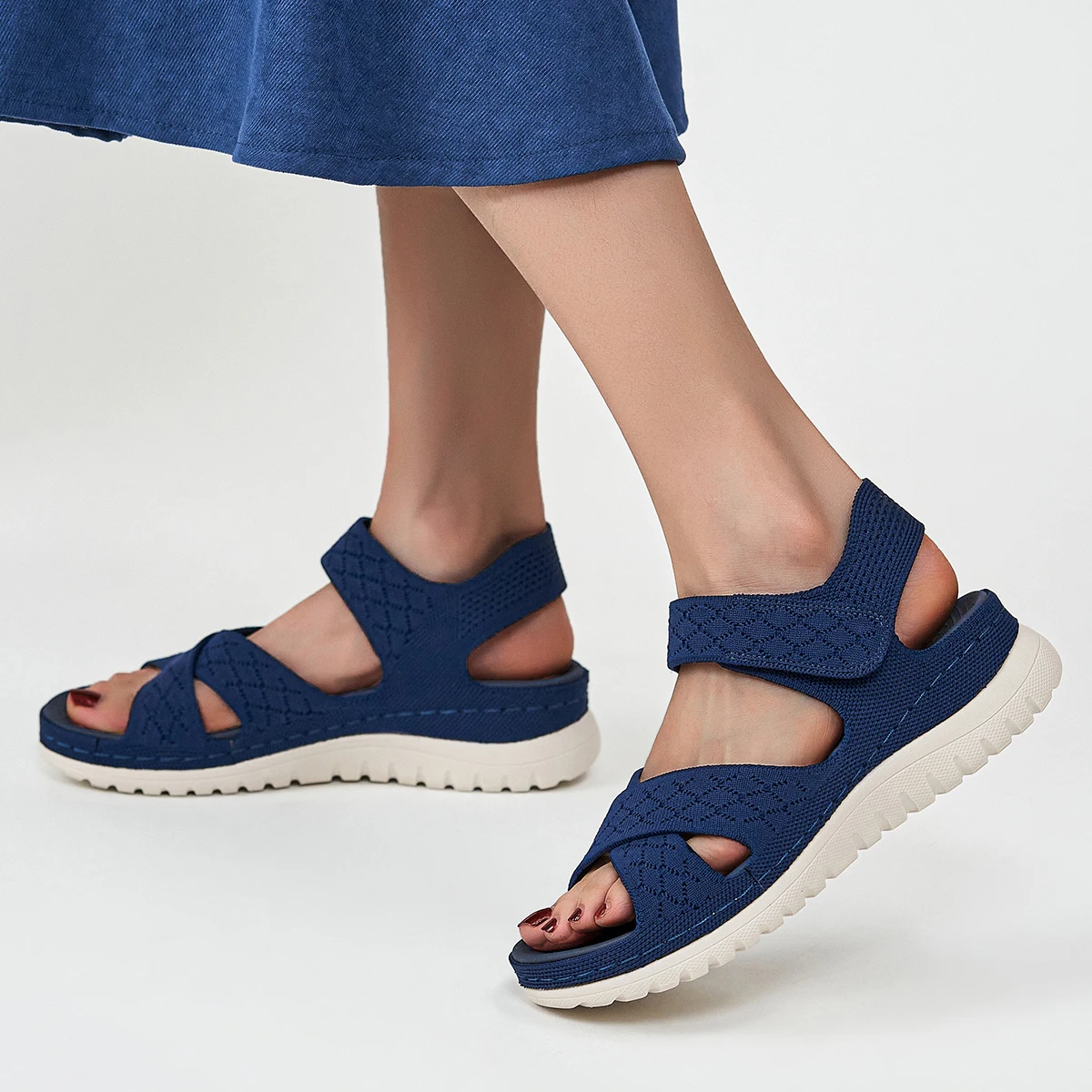 Летние женские сандалии, элегантные, стройнящие, универсальные, ультралегкие, с противоскользящей мягкой подошвой, для пляжа, повседневные, на толстой подошве.
Летние женские сандалии, элегантные, стройнящие, универсальные, ультралегкие, с противоскользящей мягкой подошвой, для пляжа, повседневные, на толстой подошве.