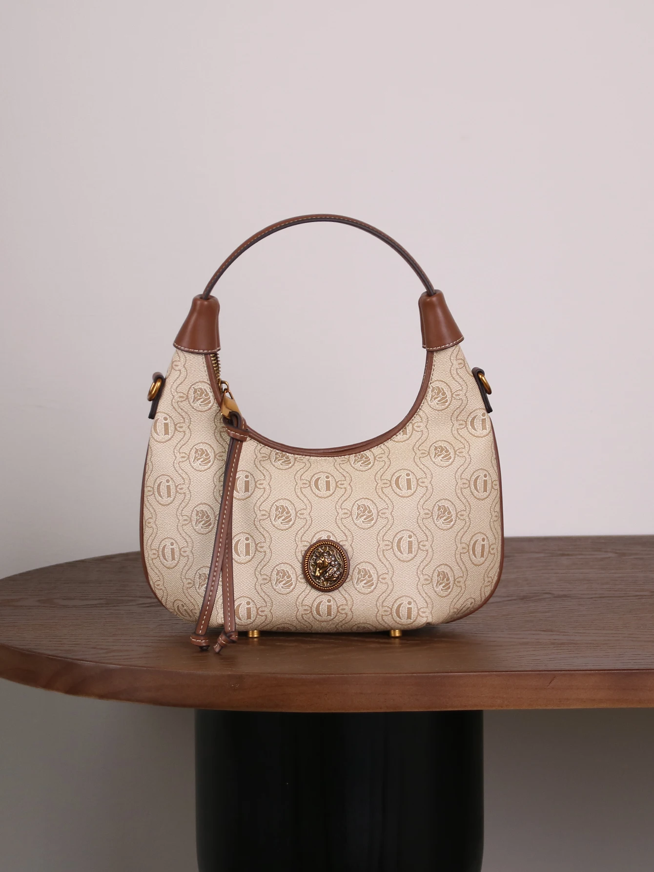 Осень 2024, модные новые французские роскошные женские сумки с ретро-принтом, расширенная сумка контрастного цвета под мышками, нишевый дизайн, Joker comm
Осень 2024, модные новые французские роскошные женские сумки с ретро-принтом, расширенная сумка контрастного цвета под мышками, нишевый дизайн, Joker comm