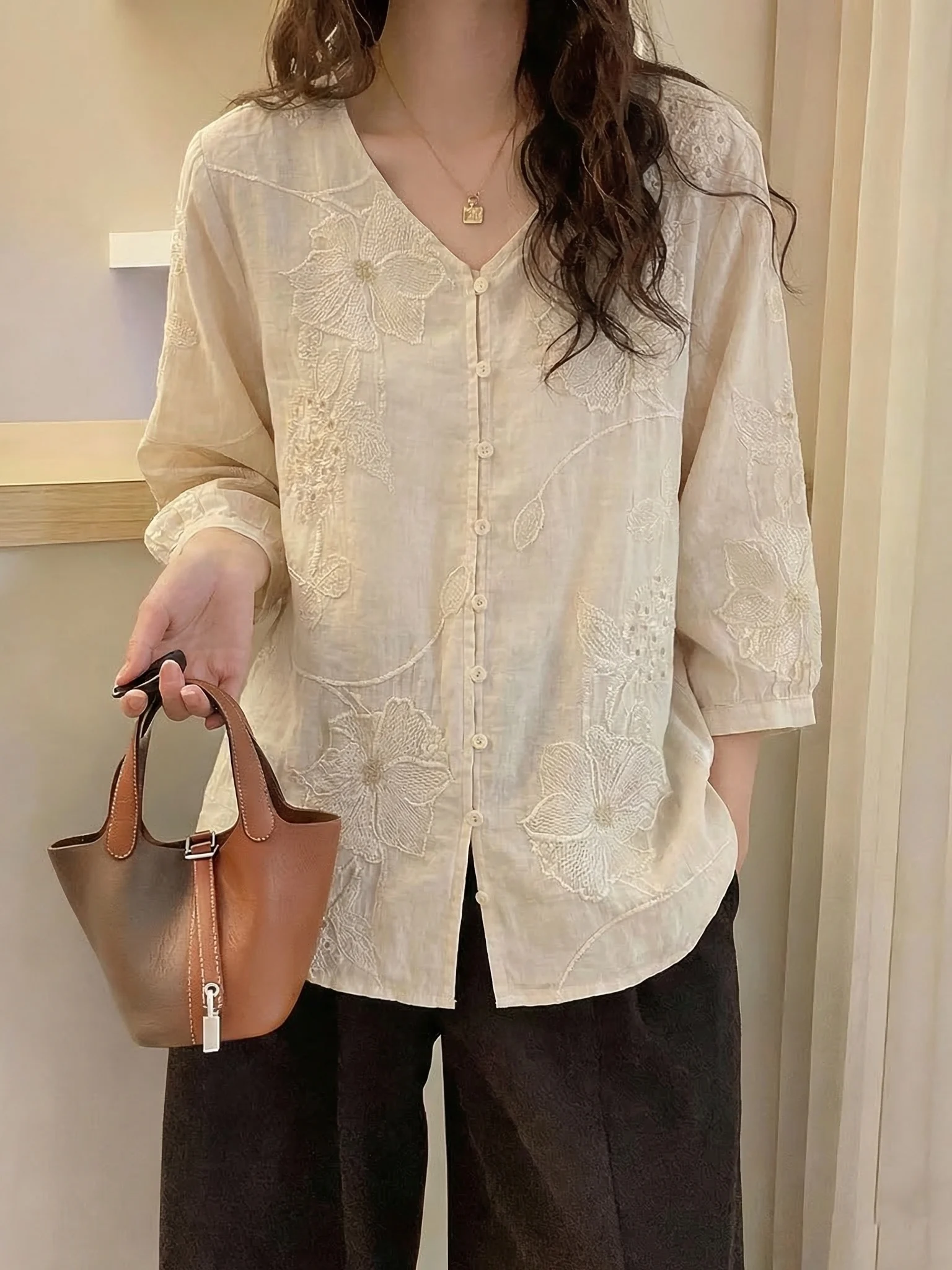 Thin Cotton Linen Embroidered V-neck Shoulder-length Shirt Women's plus Size Summer New Style Seven-sleeve Top Korean Style
Thin Cotton Linen Embroidered V-neck Shoulder-length Shirt Women's plus Size Summer New Style Seven-sleeve Top Korean Style