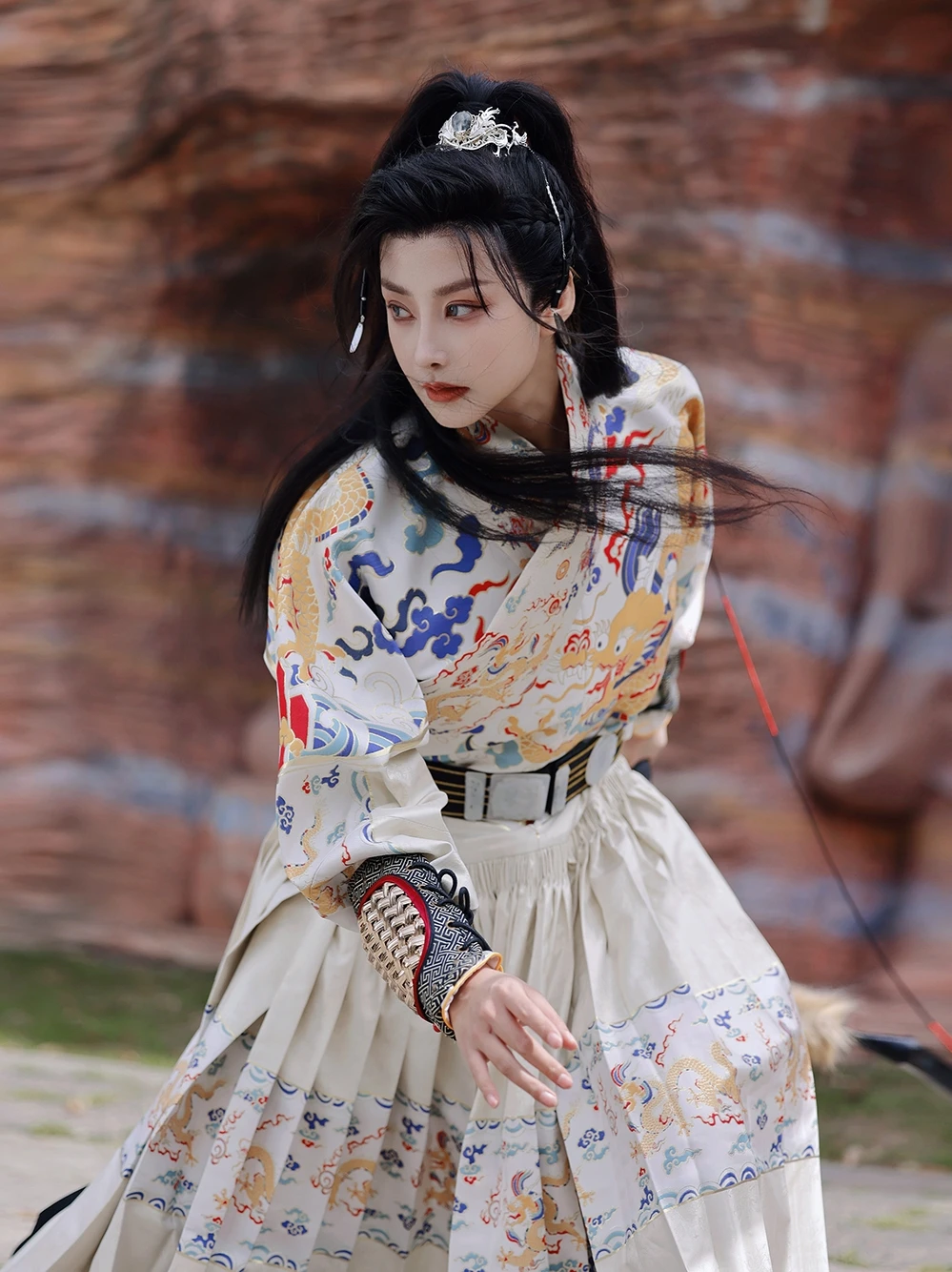 Новая осенняя модная юбка-халат с цветочным узором и имитацией ткани, с золотым узором и дизайном «помело», из полиэстера.
Новая осенняя модная юбка-халат с цветочным узором и имитацией ткани, с золотым узором и дизайном «помело», из полиэстера.