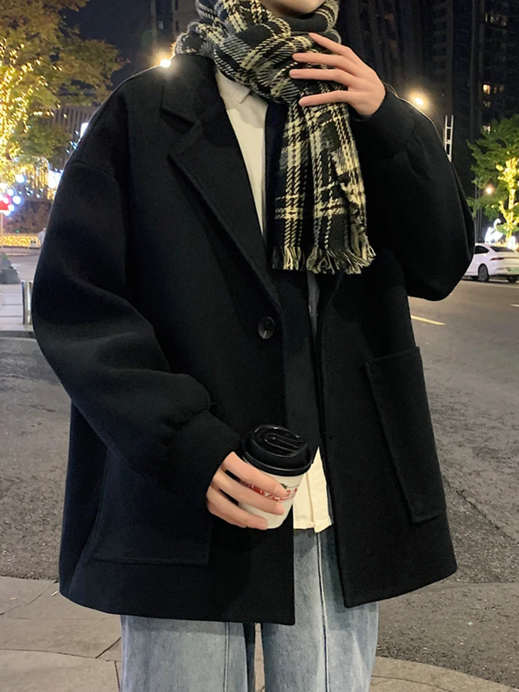 Корейское высококачественное мужское шерстяное пальто: утепленное, осенне-зимнее, модное, свободного кроя, на флисовой подкладке, молодежное, стильное
Корейское высококачественное мужское шерстяное пальто: утепленное, осенне-зимнее, модное, свободного кроя, на флисовой подкладке, молодежное, стильное