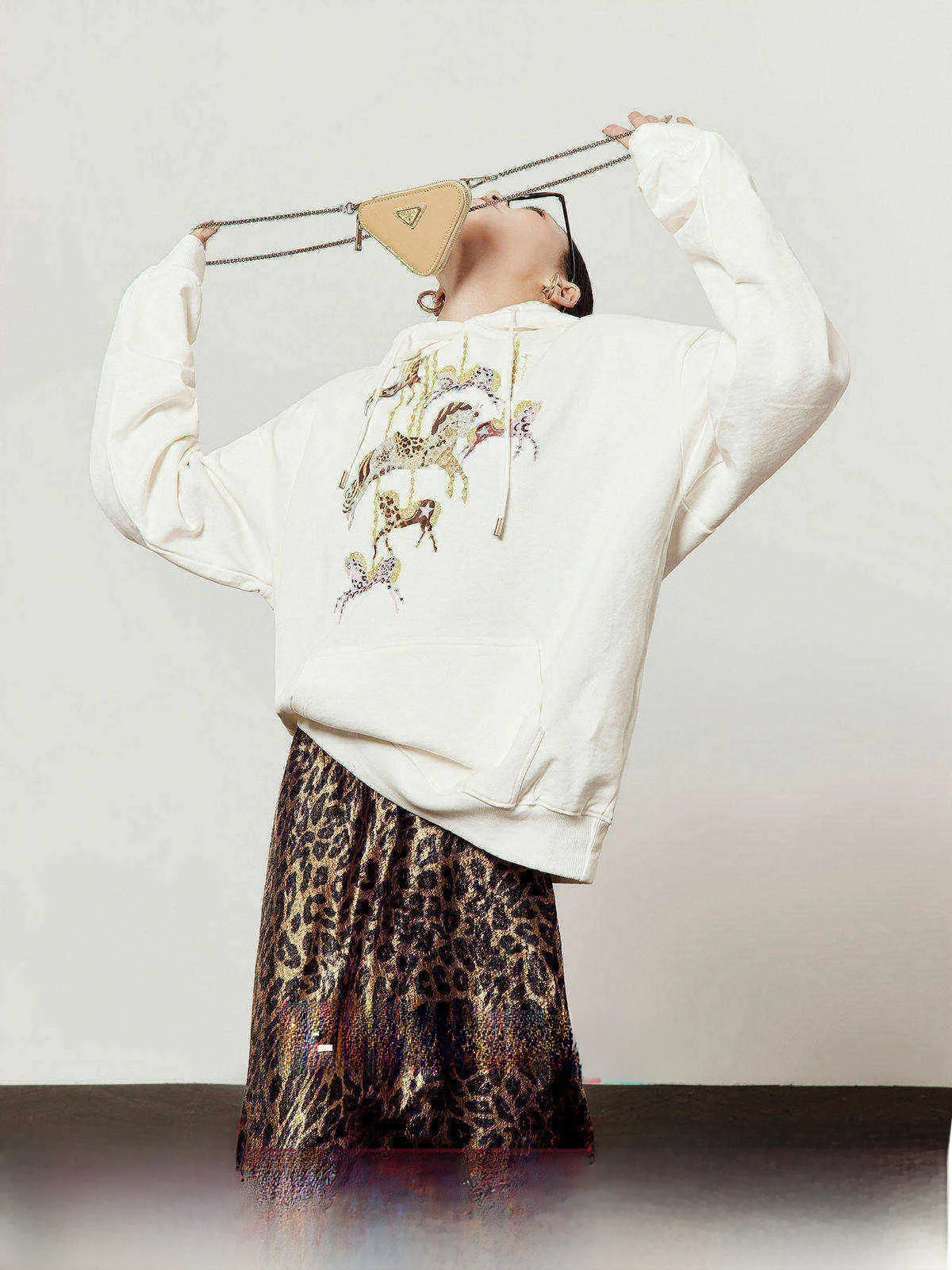 White Loose Women's Sweatshirt 2026 Spring New Casual Style Rotating Horseback Upper Apparel Breathable Long Sleeve Printed
White Loose Women's Sweatshirt 2026 Spring New Casual Style Rotating Horseback Upper Apparel Breathable Long Sleeve Printed
