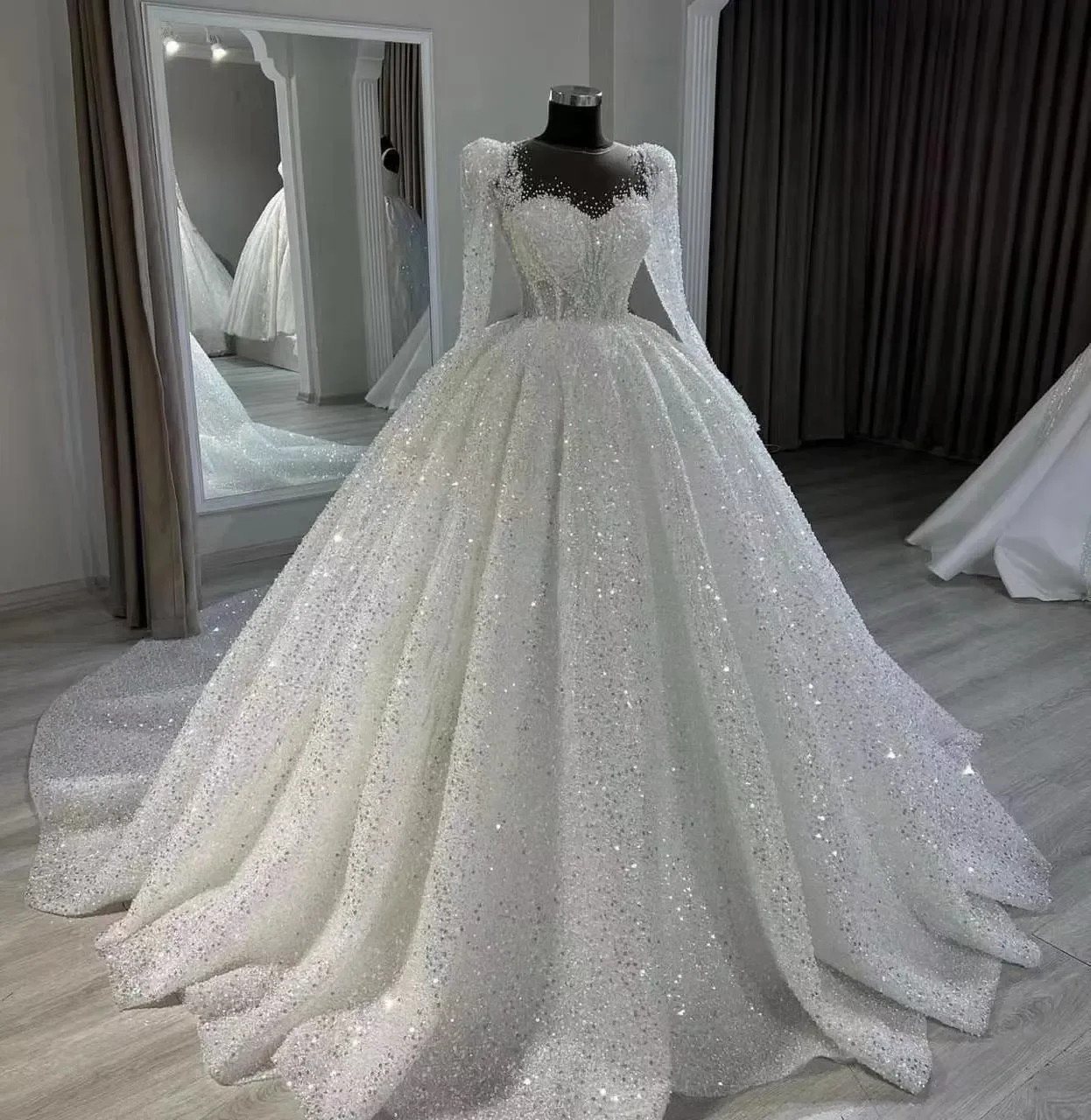 Customized Luxury Arabic Dubai Ball Gown Wedding Dress Sweetheart Sequins Beads Long Sleeves Court Train Bridal Bride Gowns
Customized Luxury Arabic Dubai Ball Gown Wedding Dress Sweetheart Sequins Beads Long Sleeves Court Train Bridal Bride Gowns
