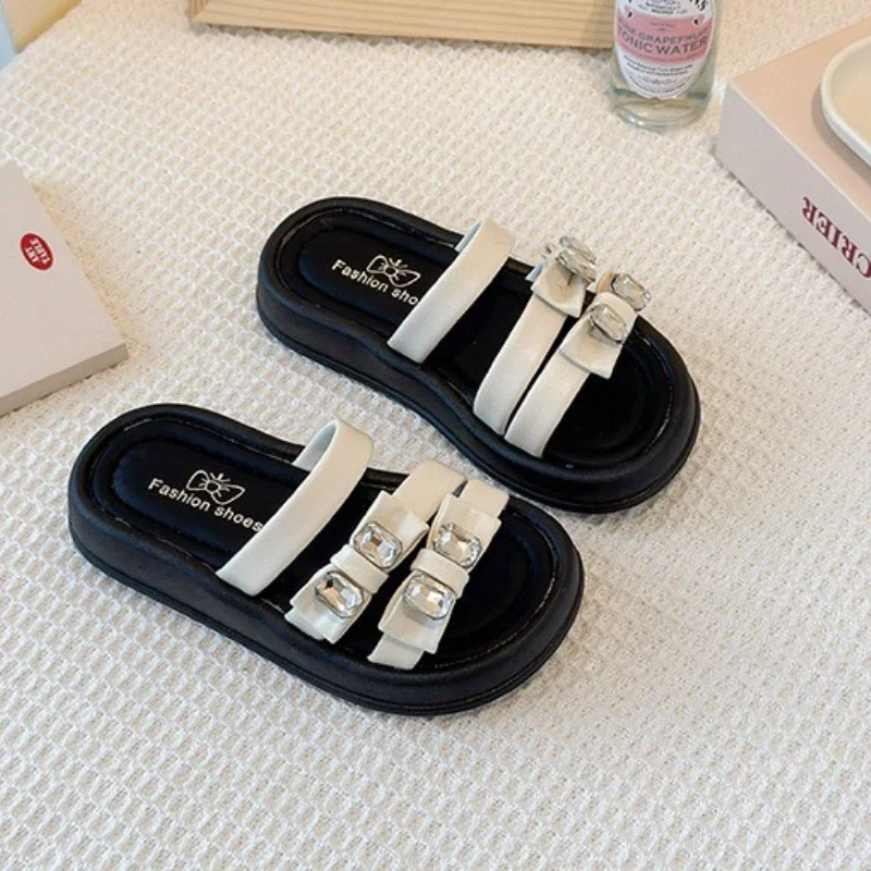2025 Children Cool Slippers for Girls Summer New Fashion Korean Style Soft Sole Anti-slippery Versatile Chic Princess Beach Shoe
2025 Children Cool Slippers for Girls Summer New Fashion Korean Style Soft Sole Anti-slippery Versatile Chic Princess Beach Shoe