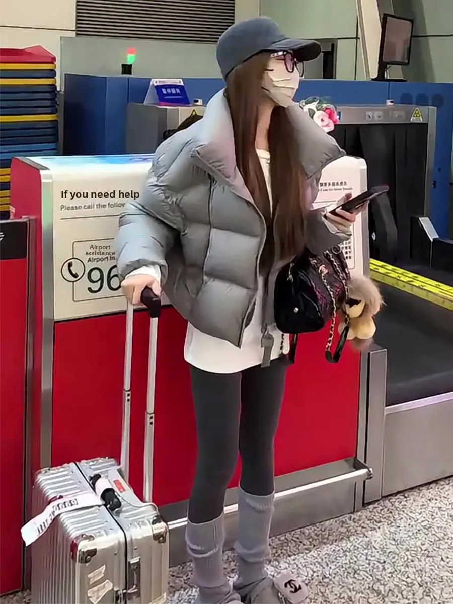 Новая женская зимняя утепленная куртка-пуховик с коротким воротником, 90% белый пух, повседневная, модная, для отдыха
Новая женская зимняя утепленная куртка-пуховик с коротким воротником, 90% белый пух, повседневная, модная, для отдыха