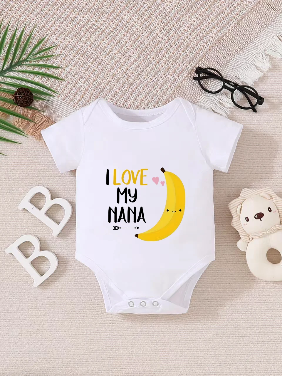 Playful letter-printed baby short-sleeve triangle bodysuit. Button closure for easy dressing, machine washable
Playful letter-printed baby short-sleeve triangle bodysuit. Button closure for easy dressing, machine washable