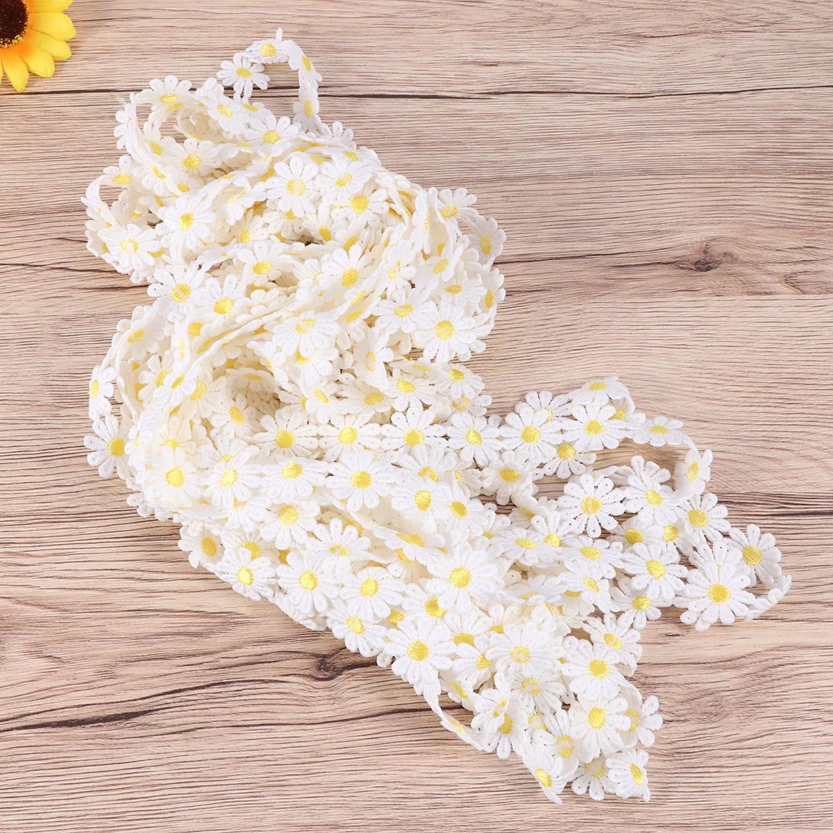 15 Yards 2.5Cm Daisies Embroidery Patches Sewing Appliques For Clothes Repair Decorative Craft Accessories Yellow Handmade Water 
15 Yards 2.5Cm Daisies Embroidery Patches Sewing Appliques For Clothes Repair Decorative Craft Accessories Yellow Handmade Water