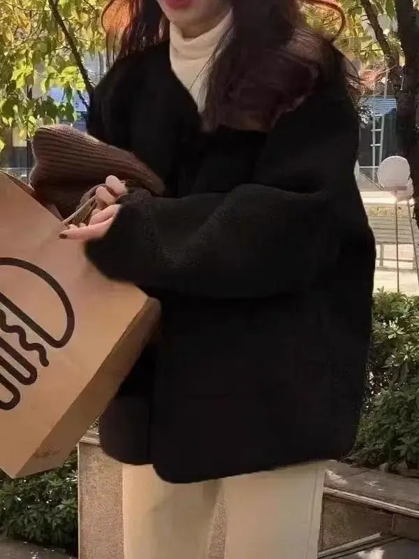 Korean Sle Women's Lamb Velvet Jaet Loose Thi Warm Winter Coat Fur Leather Inteated Faionable Cotton Outerwear
Korean Sle Women's Lamb Velvet Jaet Loose Thi Warm Winter Coat Fur Leather Inteated Faionable Cotton Outerwear