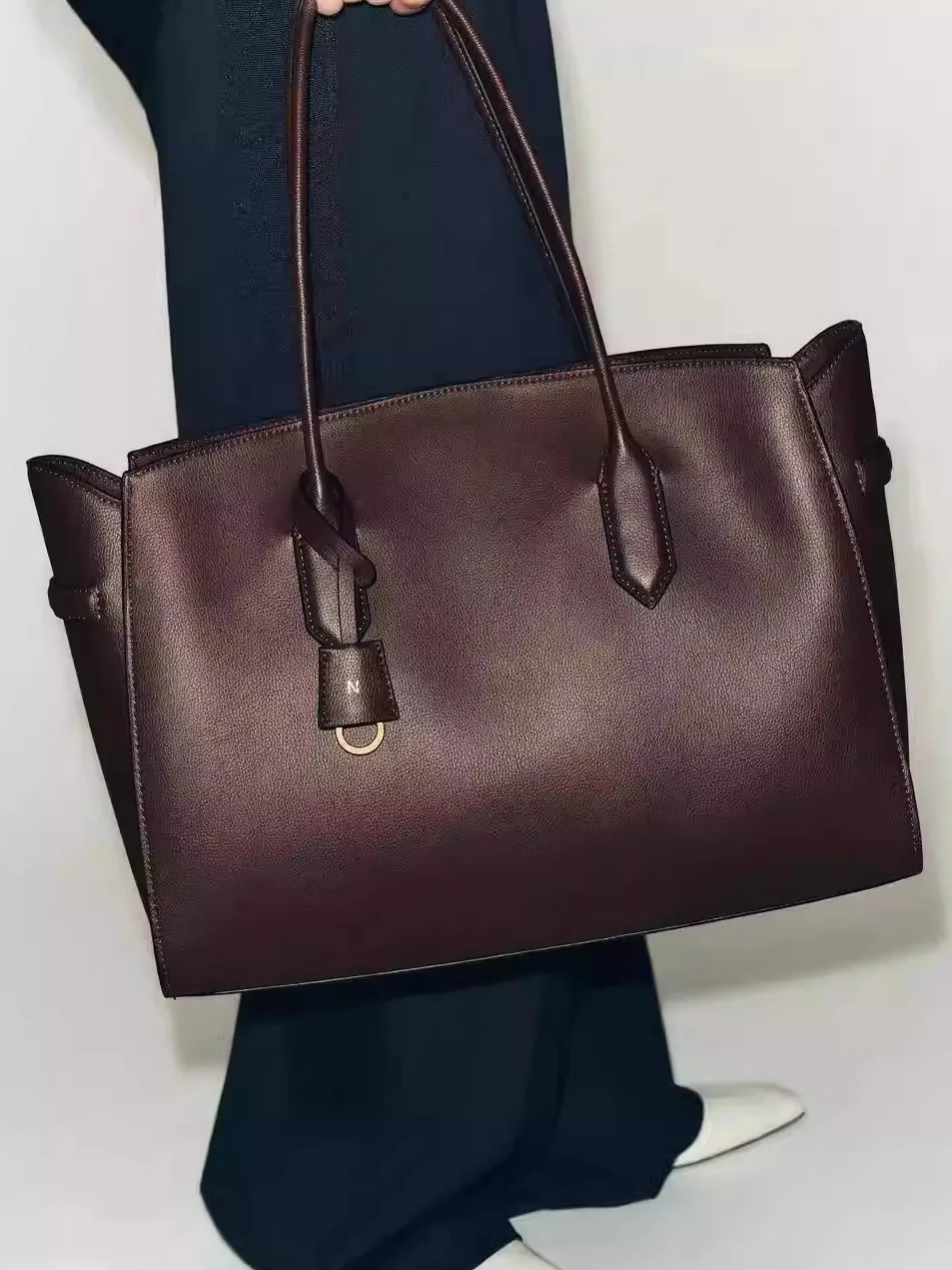 Removable Zipper Inner Bag Handheld Shopping Bag Women's Purse Casual Simple Style Autumn 2025 Fashion Handbag Square Shape
Removable Zipper Inner Bag Handheld Shopping Bag Women's Purse Casual Simple Style Autumn 2025 Fashion Handbag Square Shape