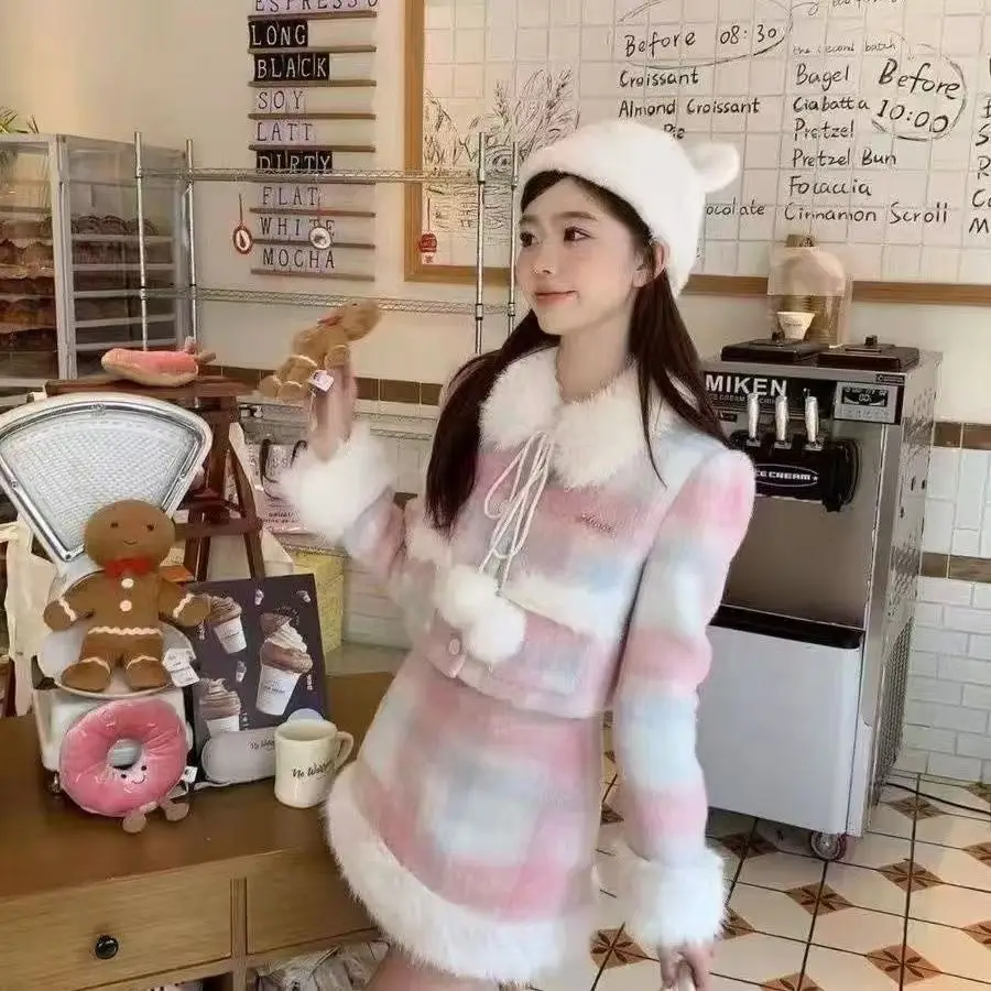 Short Coat for Women Plaid Patchwork Fur Top and Skirt Two-piece Suit Autumn and Winter Trajes De Oficina Para Mujer
Short Coat for Women Plaid Patchwork Fur Top and Skirt Two-piece Suit Autumn and Winter Trajes De Oficina Para Mujer
