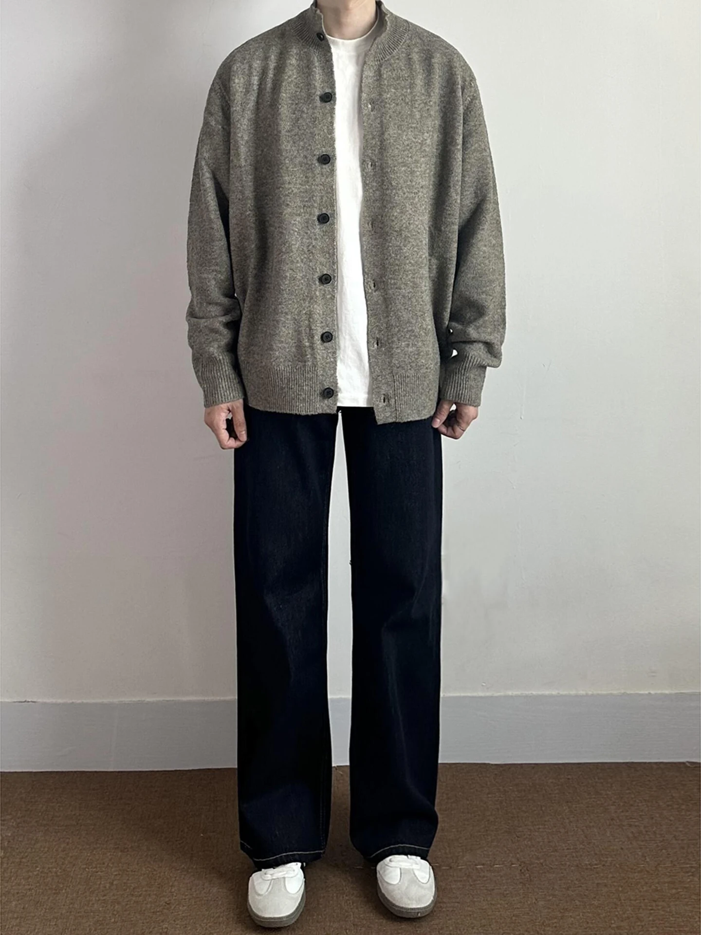 Мужской осенний кардиган в американском ретро-стиле с высоким воротником, на пуговицах, вязаный, премиум-класса, для ношения под одеждой
Мужской осенний кардиган в американском ретро-стиле с высоким воротником, на пуговицах, вязаный, премиум-класса, для ношения под одеждой