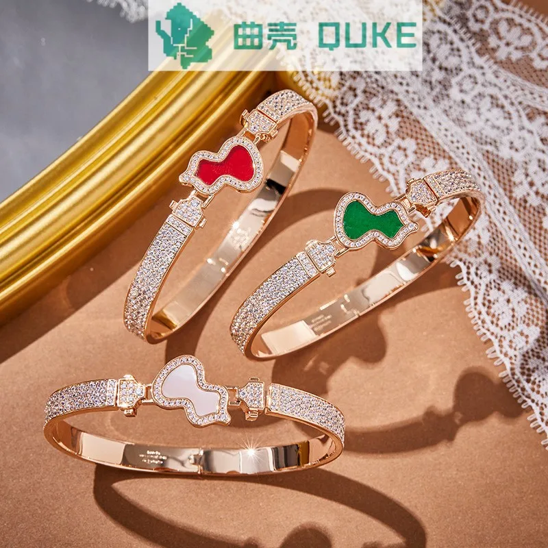New High Quality 1:1 White Shell Gourd Bracelet for Women Plated with 18K Champagne Gold Buckle Design, Retro Jewelry
New High Quality 1:1 White Shell Gourd Bracelet for Women Plated with 18K Champagne Gold Buckle Design, Retro Jewelry