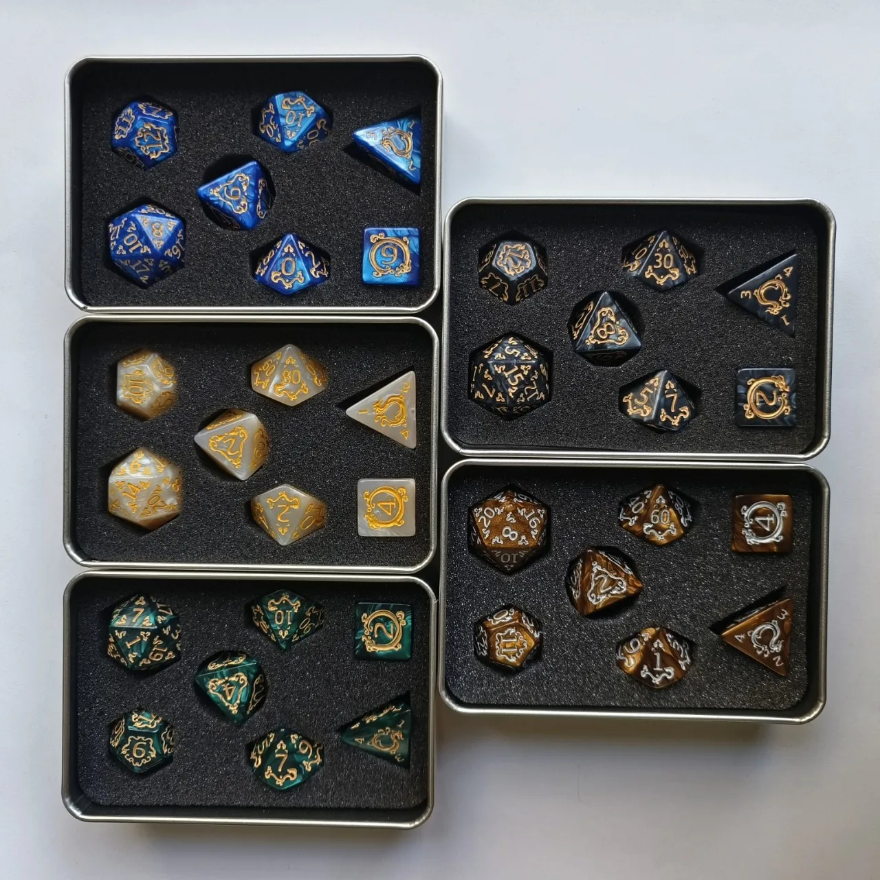 Многосторонний набор кубиков с рисунком дракона из 7 предметов в железной коробке с красочными узорами и кубиками с жемчужным рисунком
Многосторонний набор кубиков с рисунком дракона из 7 предметов в железной коробке с красочными узорами и кубиками с жемчужным рисунком