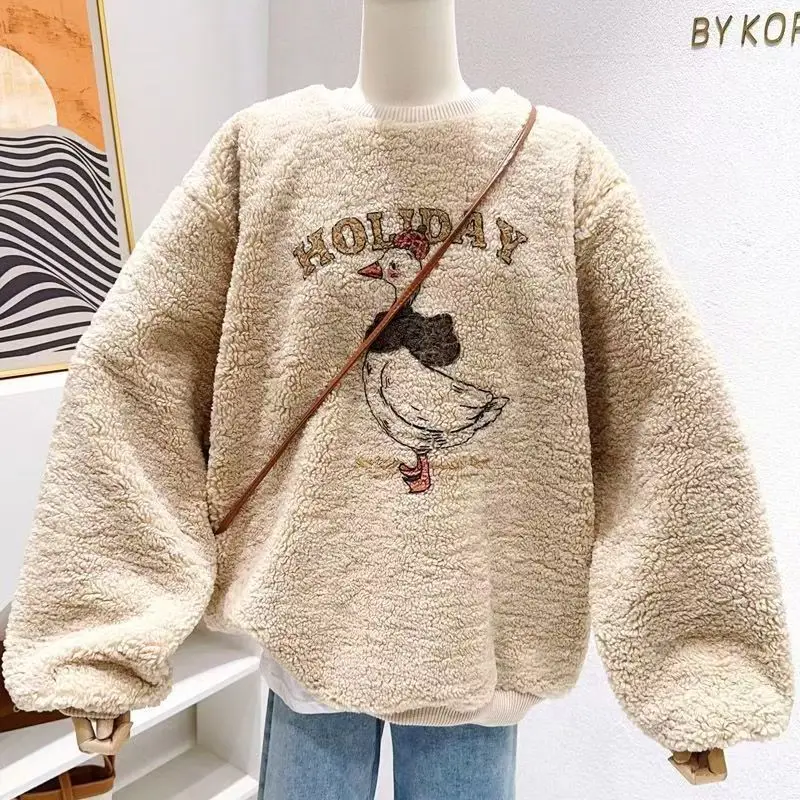 Корейские милые милые толстовки с героями мультфильмов из искусственного ягненка, женские свободные милые теплые пуловеры с длинными рукавами и круглым вырезом, модные топы с буквами, новые
Корейские милые милые толстовки с героями мультфильмов из искусственного ягненка, женские свободные милые теплые пуловеры с длинными рукавами и круглым вырезом, модные топы с буквами, новые