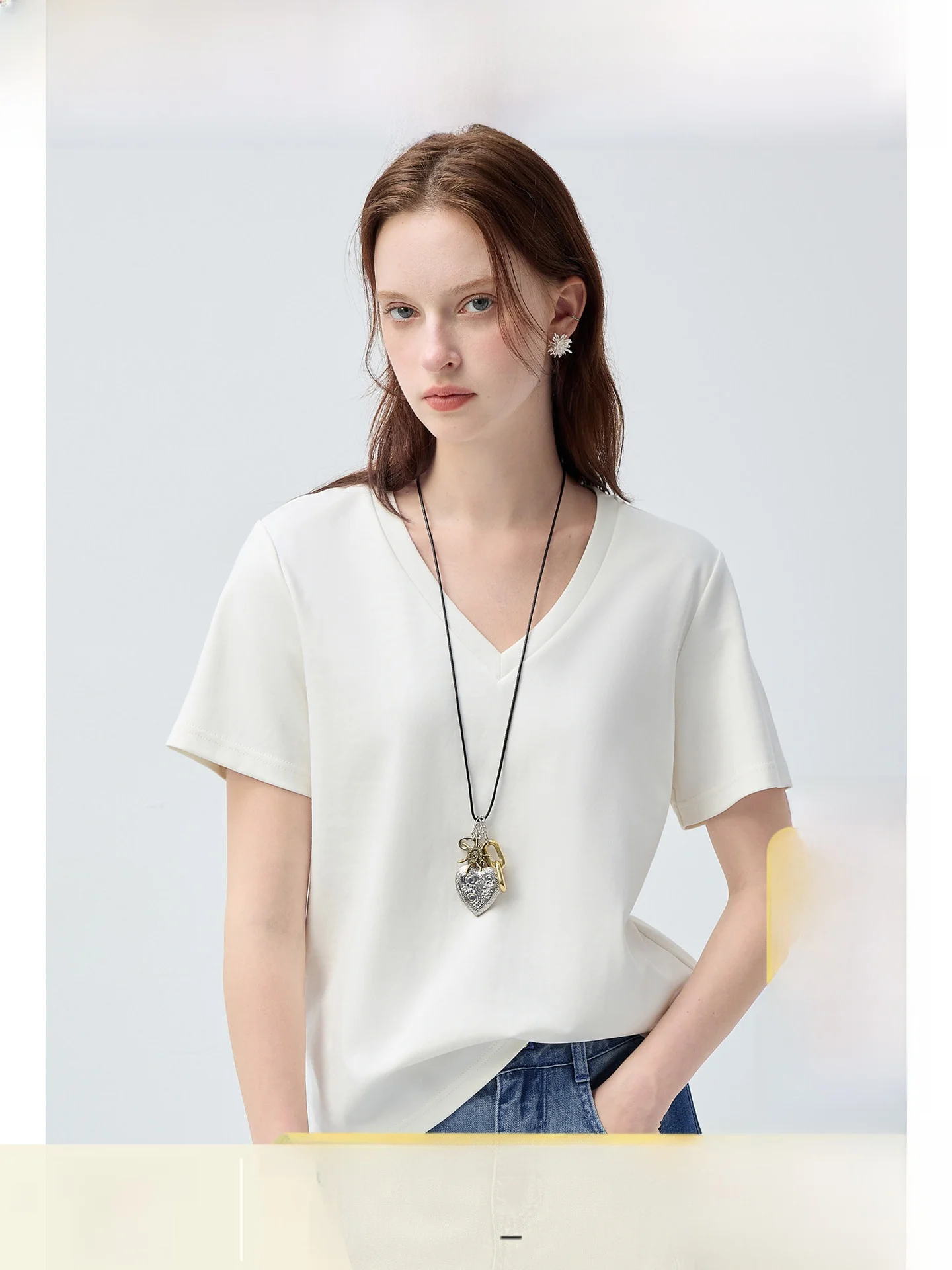 plus Size Women's V-Neck T-Shirt Loose Fit Short Sleeve Summer Versatile Slimming Top Korean Style Comfortable Breathable
plus Size Women's V-Neck T-Shirt Loose Fit Short Sleeve Summer Versatile Slimming Top Korean Style Comfortable Breathable