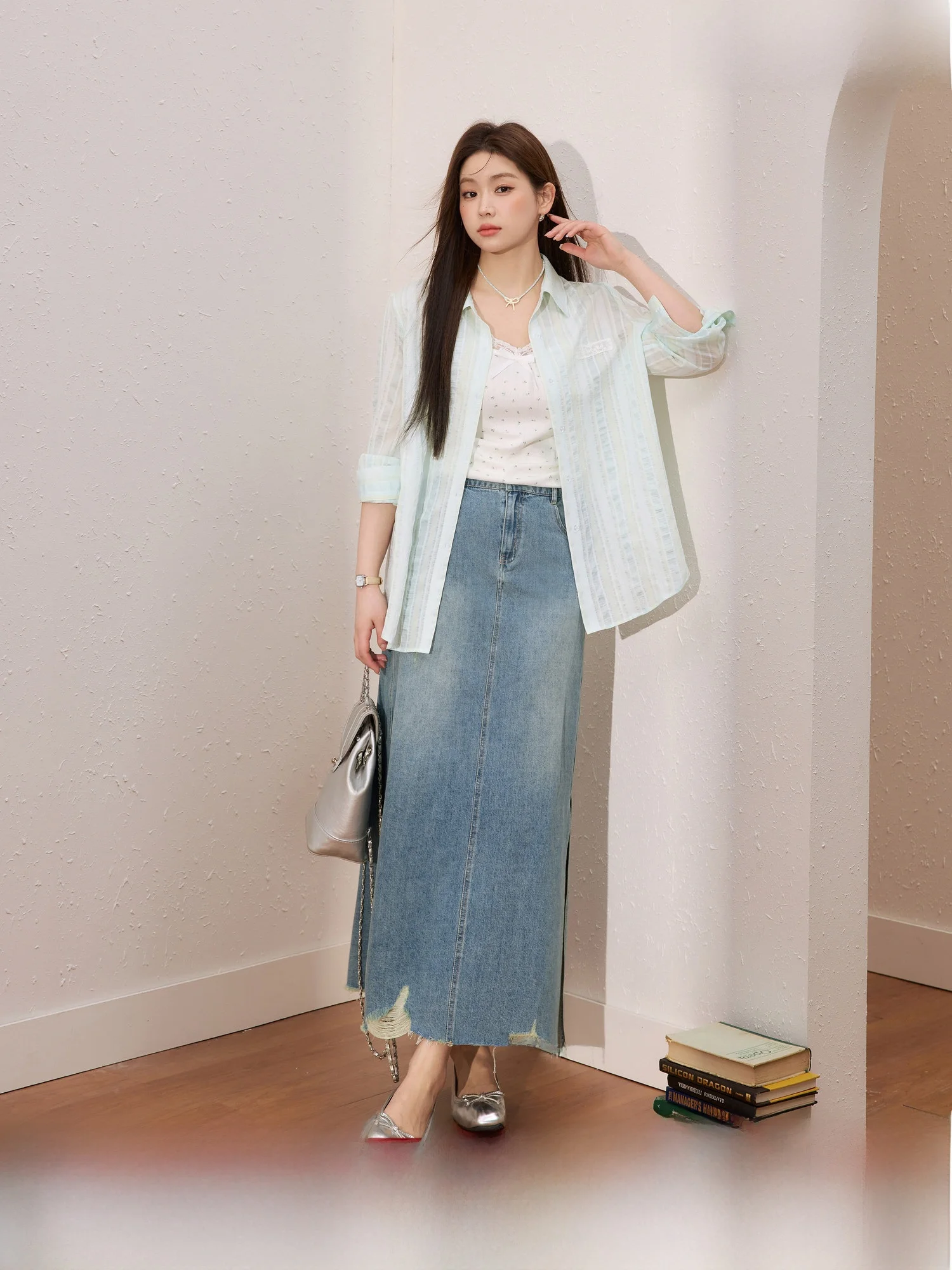 Синий комплект из трех предметов: футболка, юбка из денима с цветочным принтом и защита от солнца для женщин больших размеров.
Синий комплект из трех предметов: футболка, юбка из денима с цветочным принтом и защита от солнца для женщин больших размеров.