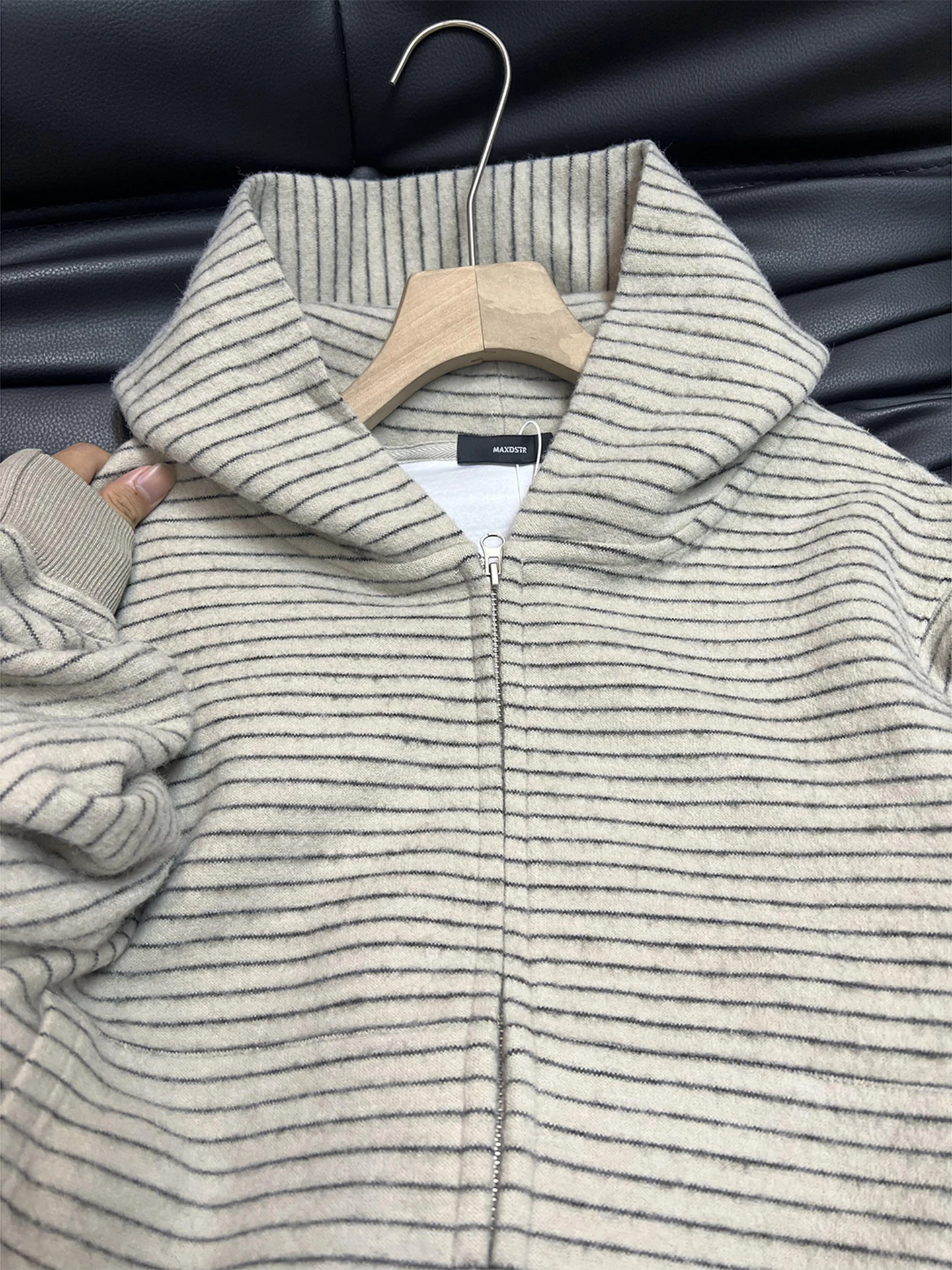 Полосатый вязаный кардиган-худи для пар, удобный свободный крой, плотный, осенний, для мужчин и женщин
Полосатый вязаный кардиган-худи для пар, удобный свободный крой, плотный, осенний, для мужчин и женщин