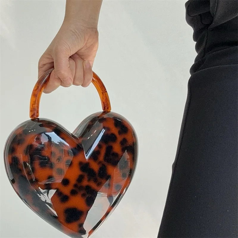 Design Leopard Big Heart Top Acrylic Handle New Evening Box Totes Handbags Fashion Girl Phone Pocket Wedding Party Clutches
Design Leopard Big Heart Top Acrylic Handle New Evening Box Totes Handbags Fashion Girl Phone Pocket Wedding Party Clutches