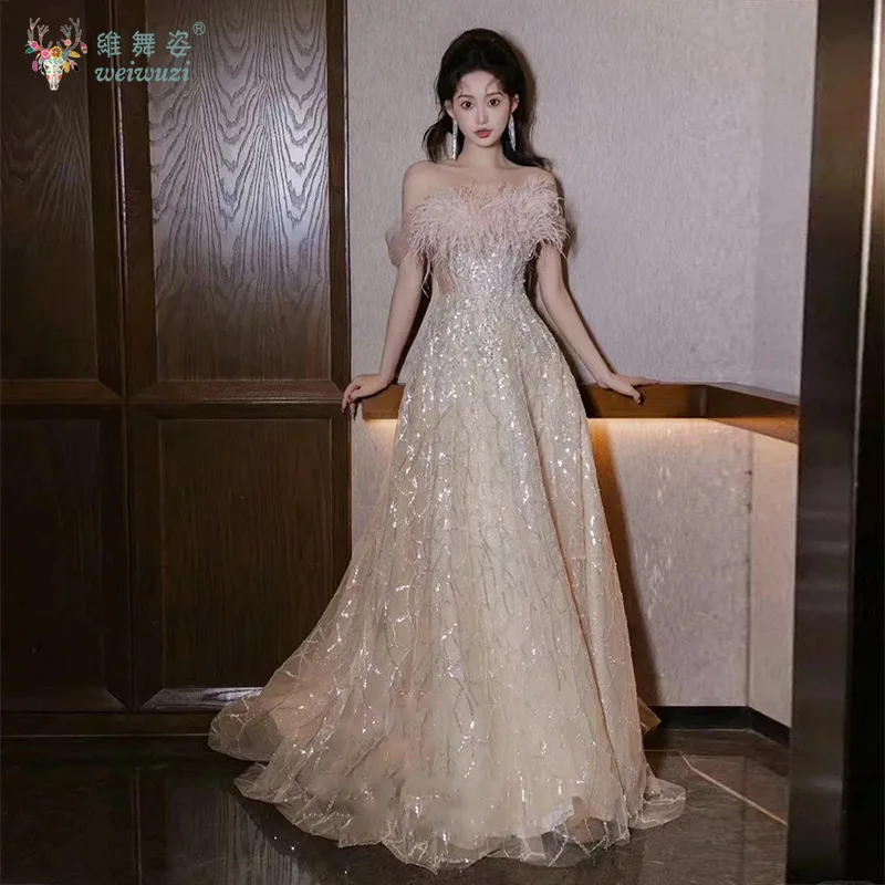 Fashionable One Neck Off Shoulder High Waisted Evening Dress with Elegant Feather Decorations and Sequins for Formal Occasions
Fashionable One Neck Off Shoulder High Waisted Evening Dress with Elegant Feather Decorations and Sequins for Formal Occasions