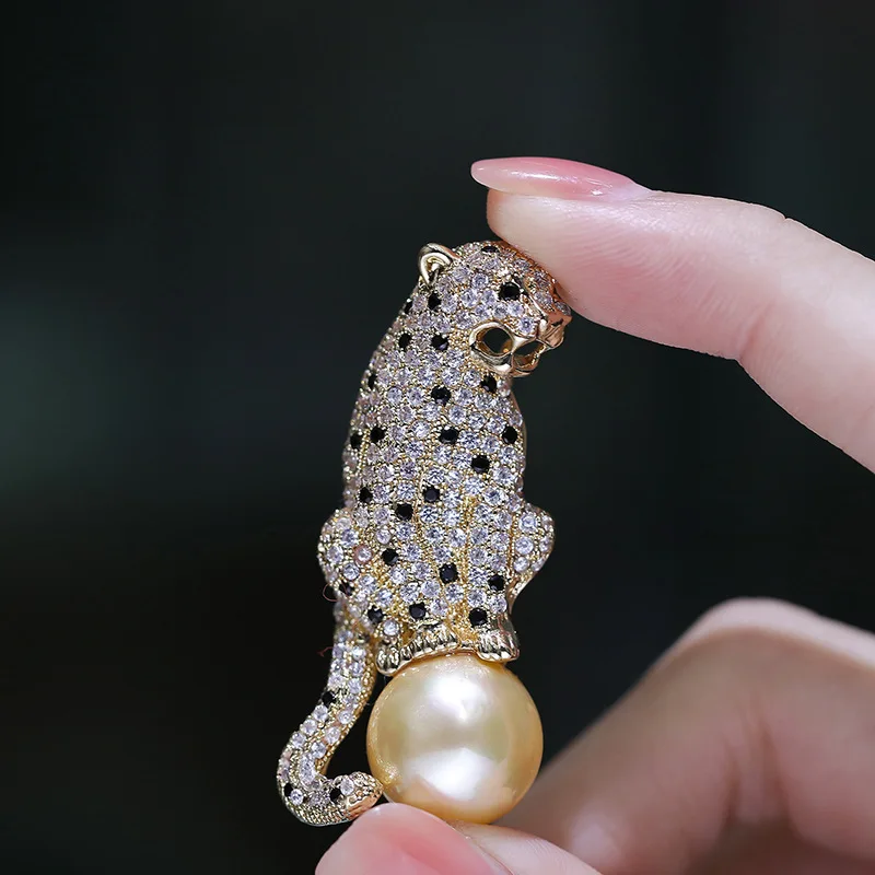 Wild Elegant Light Luxury and High-end Leopard Brooch Exquisite Micro Inlaid Zirconium Animal Corsage Fashion Accessories Pins
Wild Elegant Light Luxury and High-end Leopard Brooch Exquisite Micro Inlaid Zirconium Animal Corsage Fashion Accessories Pins