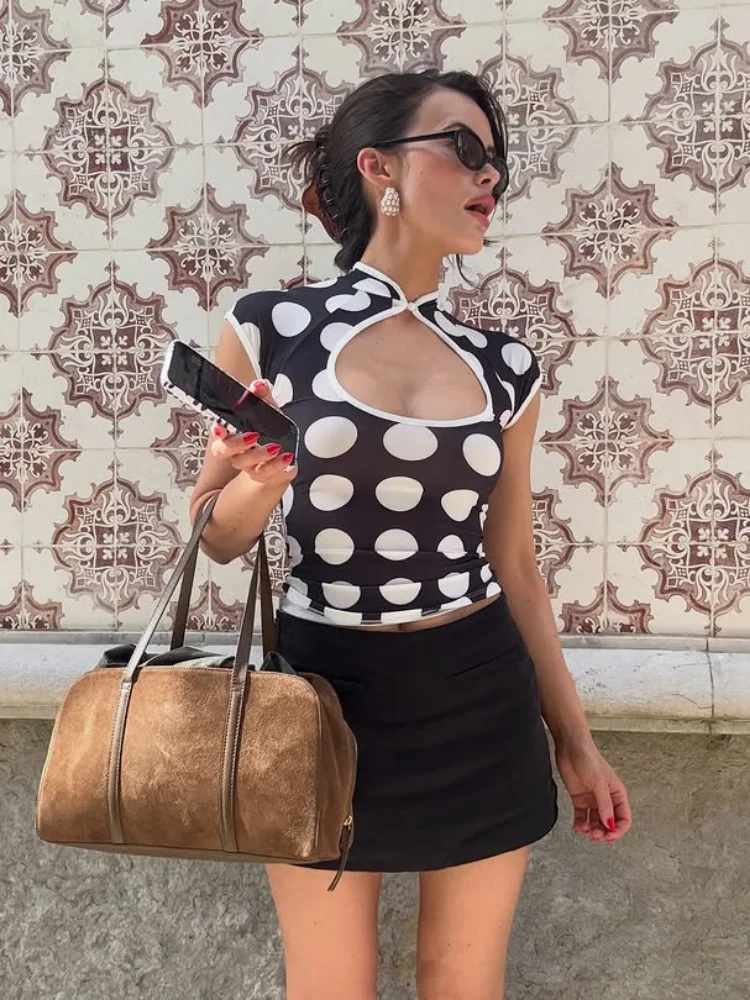 Contrast Polka Dot Short Sleeve Mandarin Collar Bodycon Cropped Casual Cut Blouse 2026 Summer Night Out Date Elegant Women Wear
Contrast Polka Dot Short Sleeve Mandarin Collar Bodycon Cropped Casual Cut Blouse 2026 Summer Night Out Date Elegant Women Wear