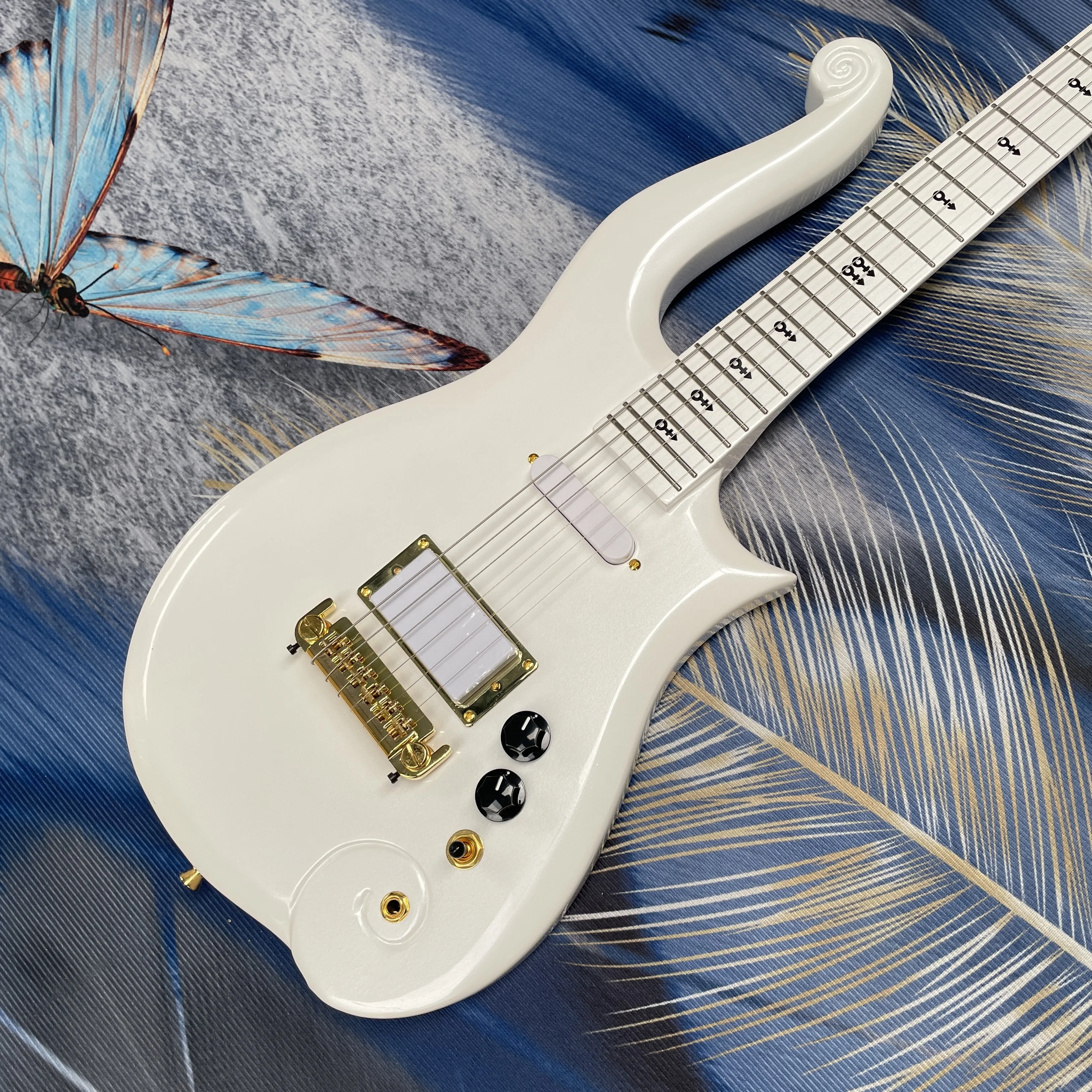 white cloud-shaped electric guitar,with maple fingerboard and gold hardware guitars, suitable for stage performance guitarra.
white cloud-shaped electric guitar,with maple fingerboard and gold hardware guitars, suitable for stage performance guitarra.