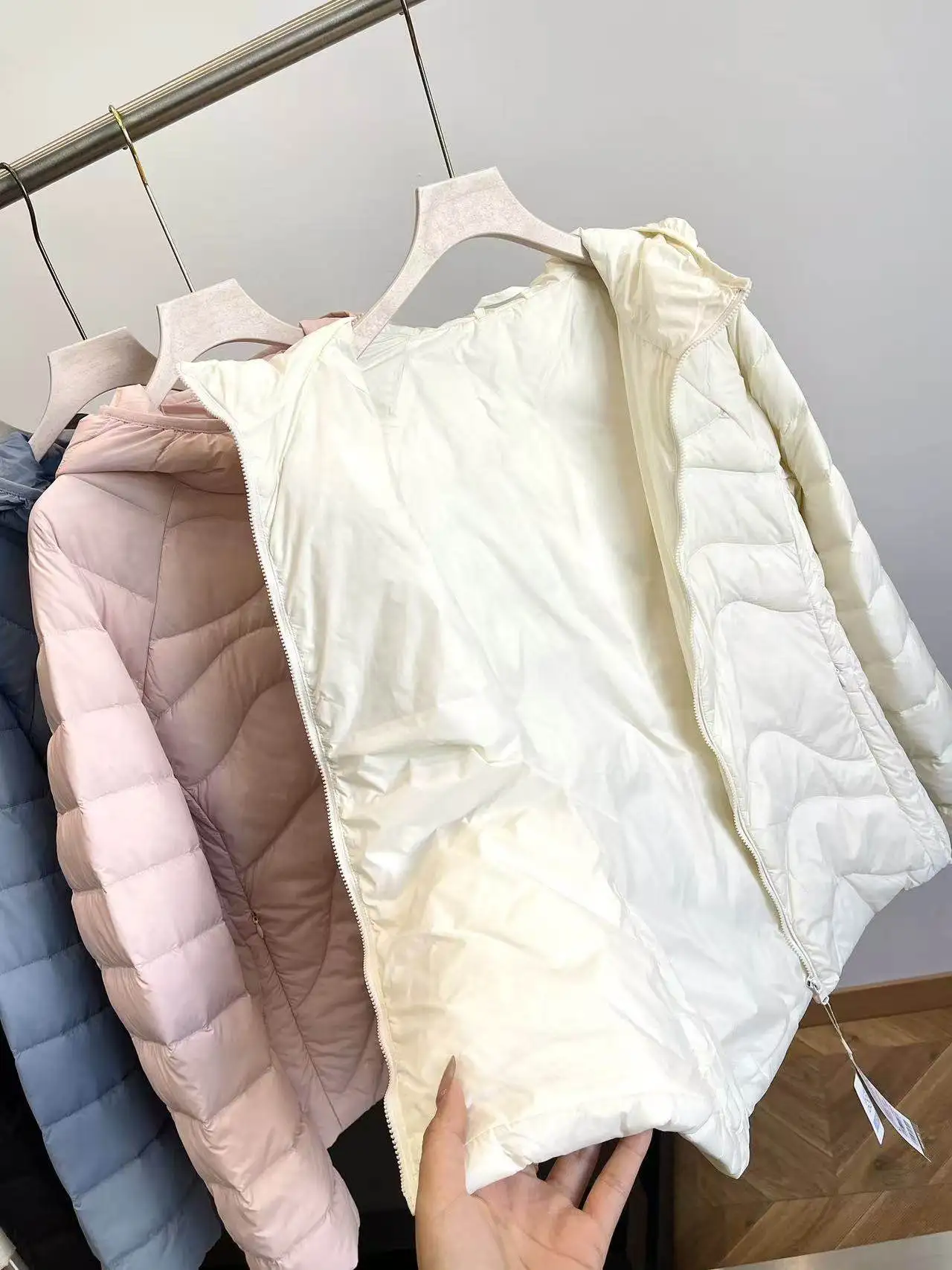 Мужская повседневная пуховая куртка с капюшоном, легкая теплая куртка из 90% белого цвета, портативная осенне-зимняя верхняя одежда
Мужская повседневная пуховая куртка с капюшоном, легкая теплая куртка из 90% белого цвета, портативная осенне-зимняя верхняя одежда