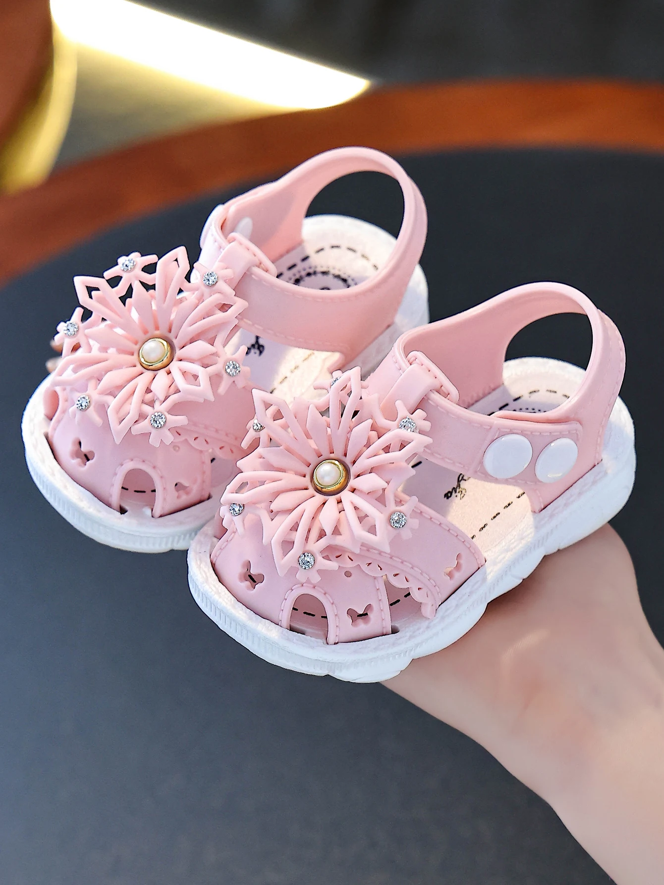New Summer Flower Sandals for Girls - Simple Casual Indoor/Outdoor Home Slippers, Fashionable House Slippers for Kids
New Summer Flower Sandals for Girls - Simple Casual Indoor/Outdoor Home Slippers, Fashionable House Slippers for Kids