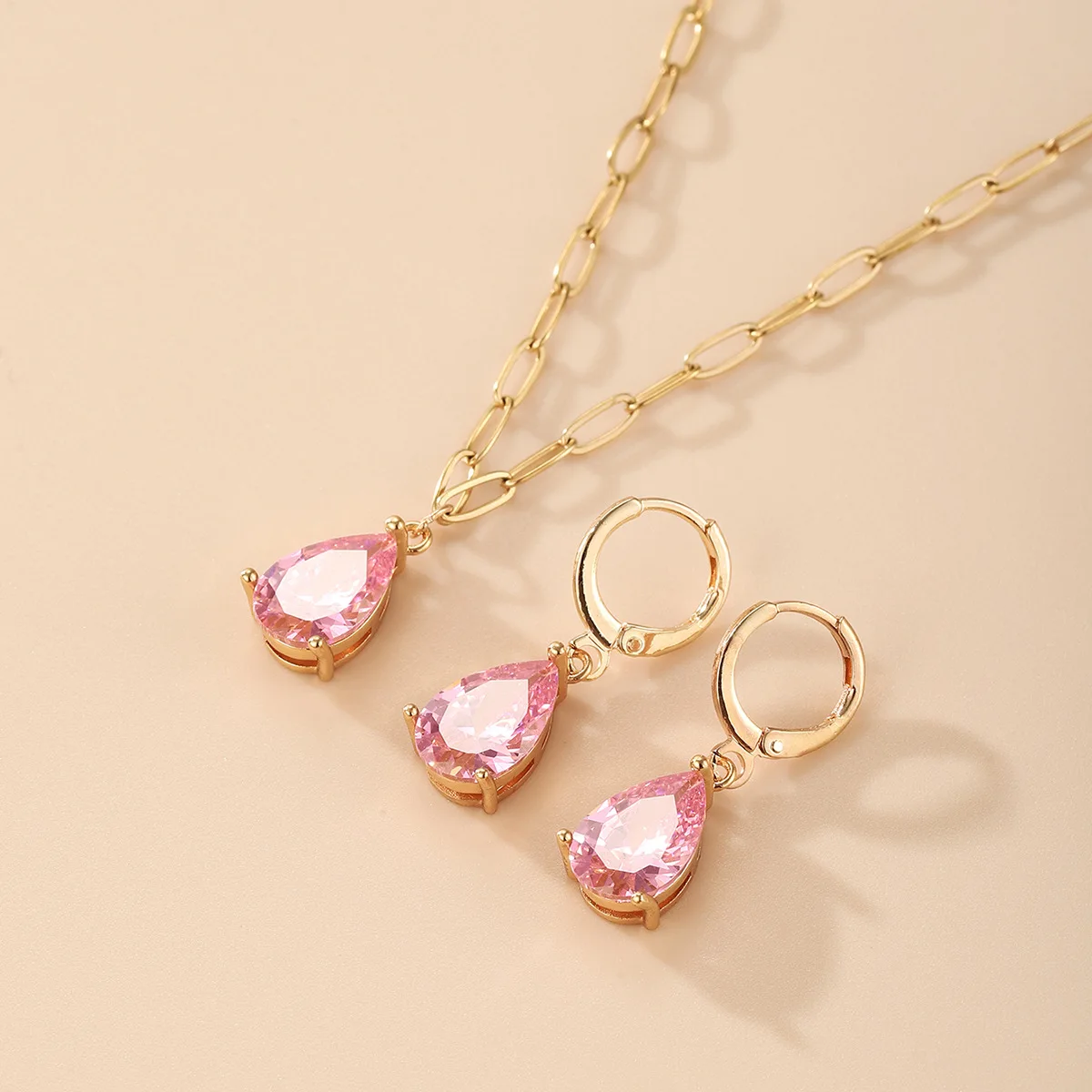 Dark Green/Red Pink Zircon Bride Jewelry Set of fashionable luxury style inlaid zircon pear-shaped pendant earrings
Dark Green/Red Pink Zircon Bride Jewelry Set of fashionable luxury style inlaid zircon pear-shaped pendant earrings