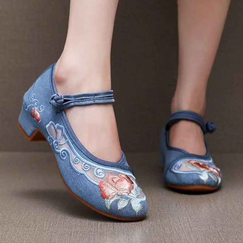 2024 Women's Low Heel Buckle Strap Embroidered Flower Shoes Soft Sole Non Slip Ethnic Style Red Wedding Shoes Cheongsam Shoes
2024 Women's Low Heel Buckle Strap Embroidered Flower Shoes Soft Sole Non Slip Ethnic Style Red Wedding Shoes Cheongsam Shoes